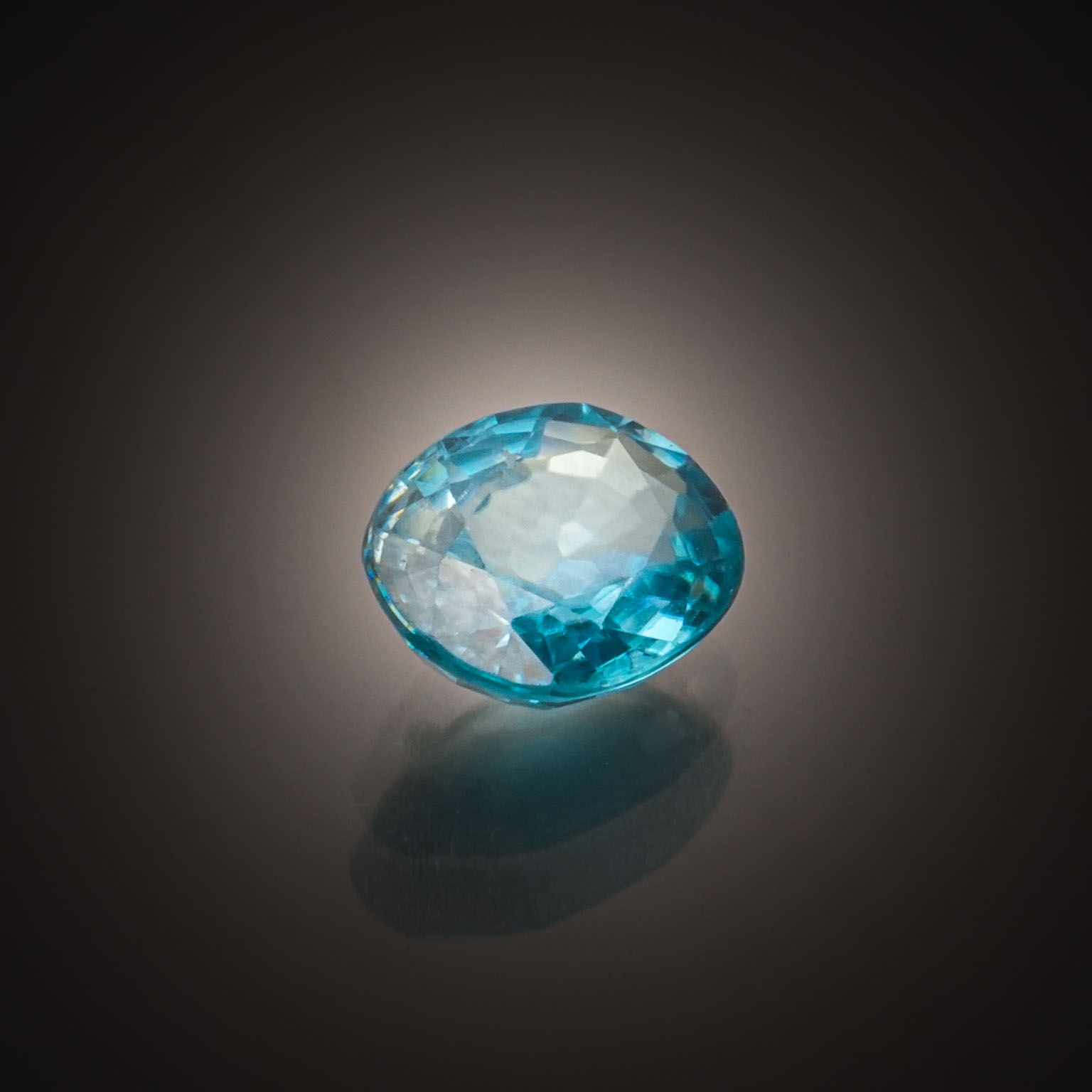 Lot d&rsquo;apatites bleues brutes sur papier. - Lazuli