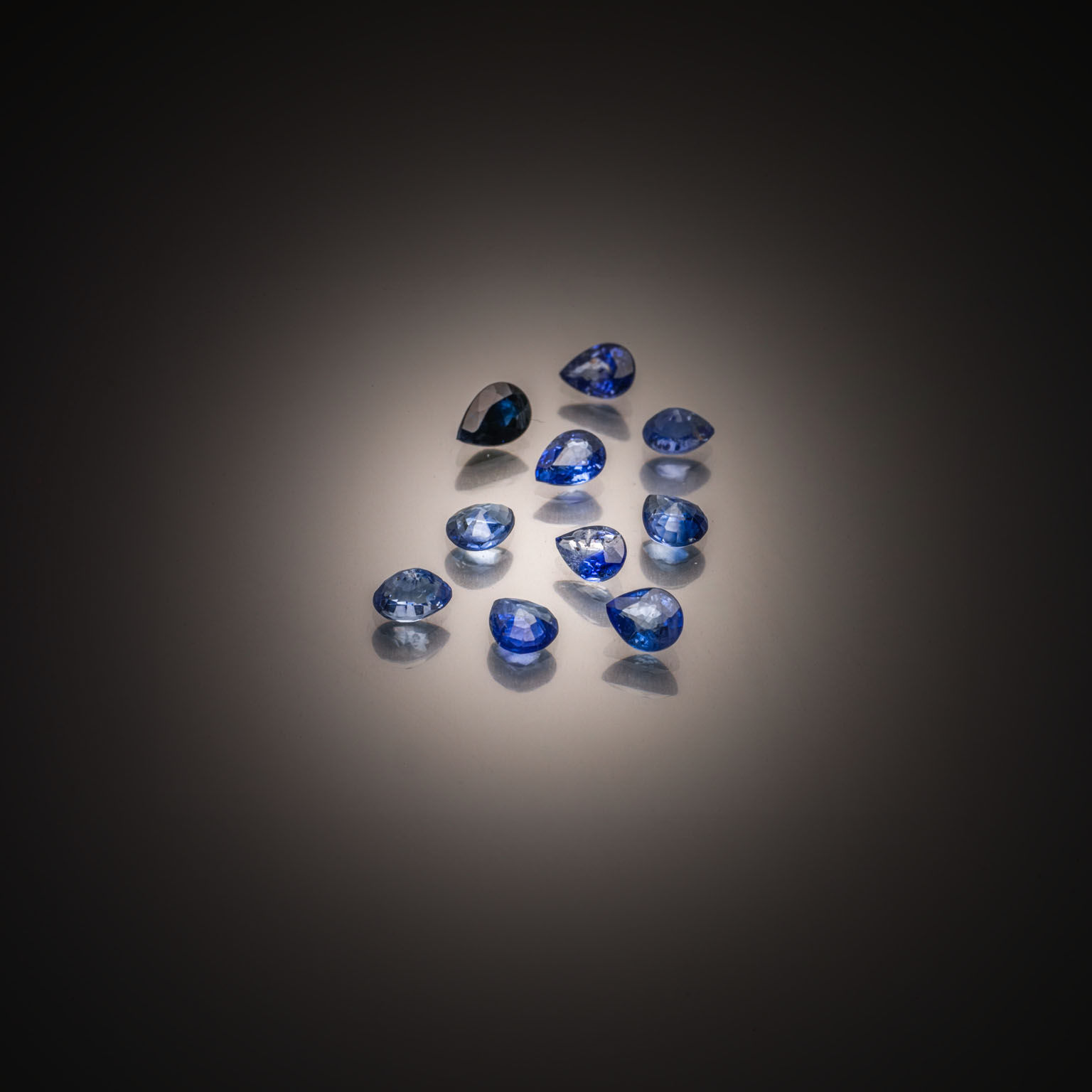 Tanzanite coussin sur papier. - Lazuli