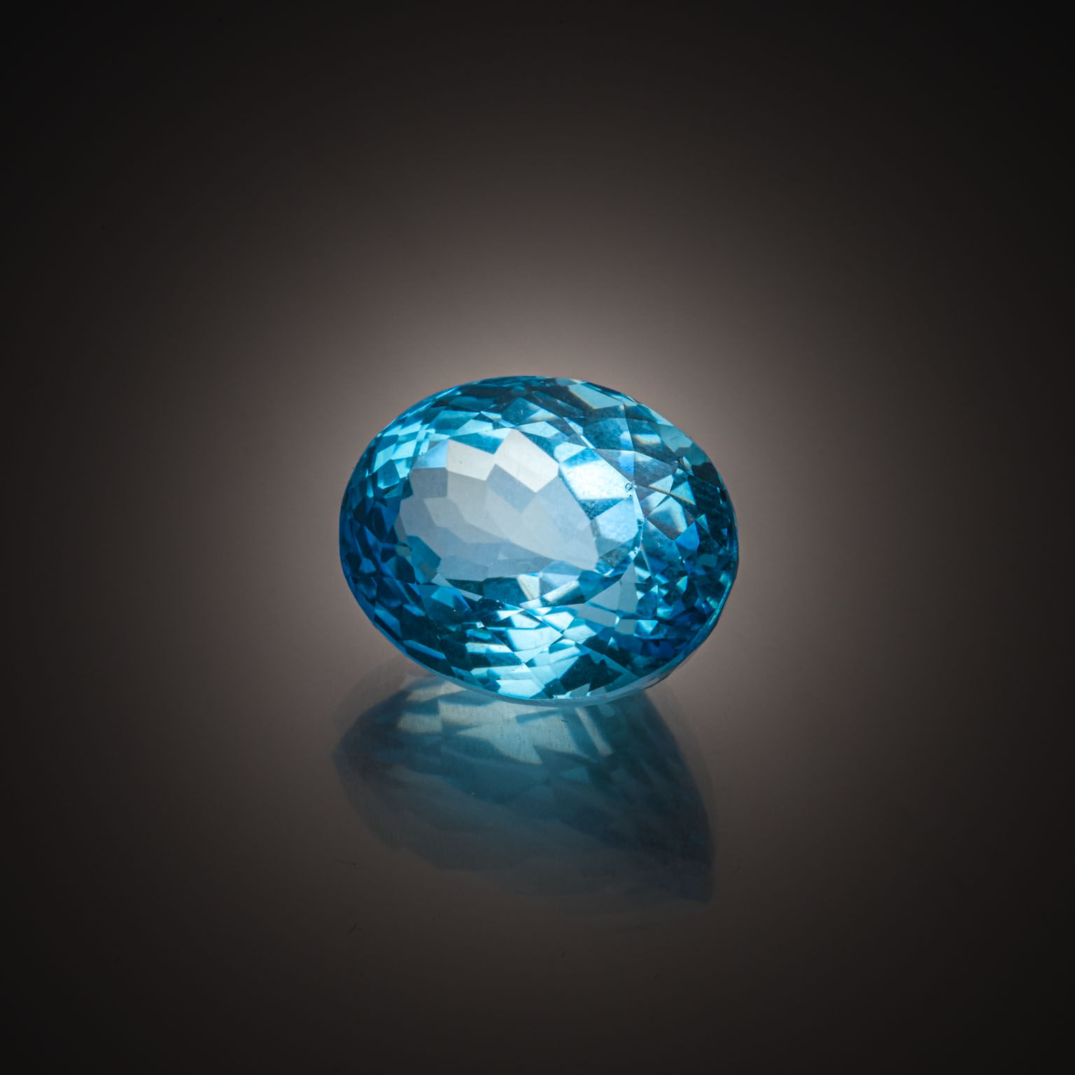 Zircon bleu ovale sur papier. - Lazuli