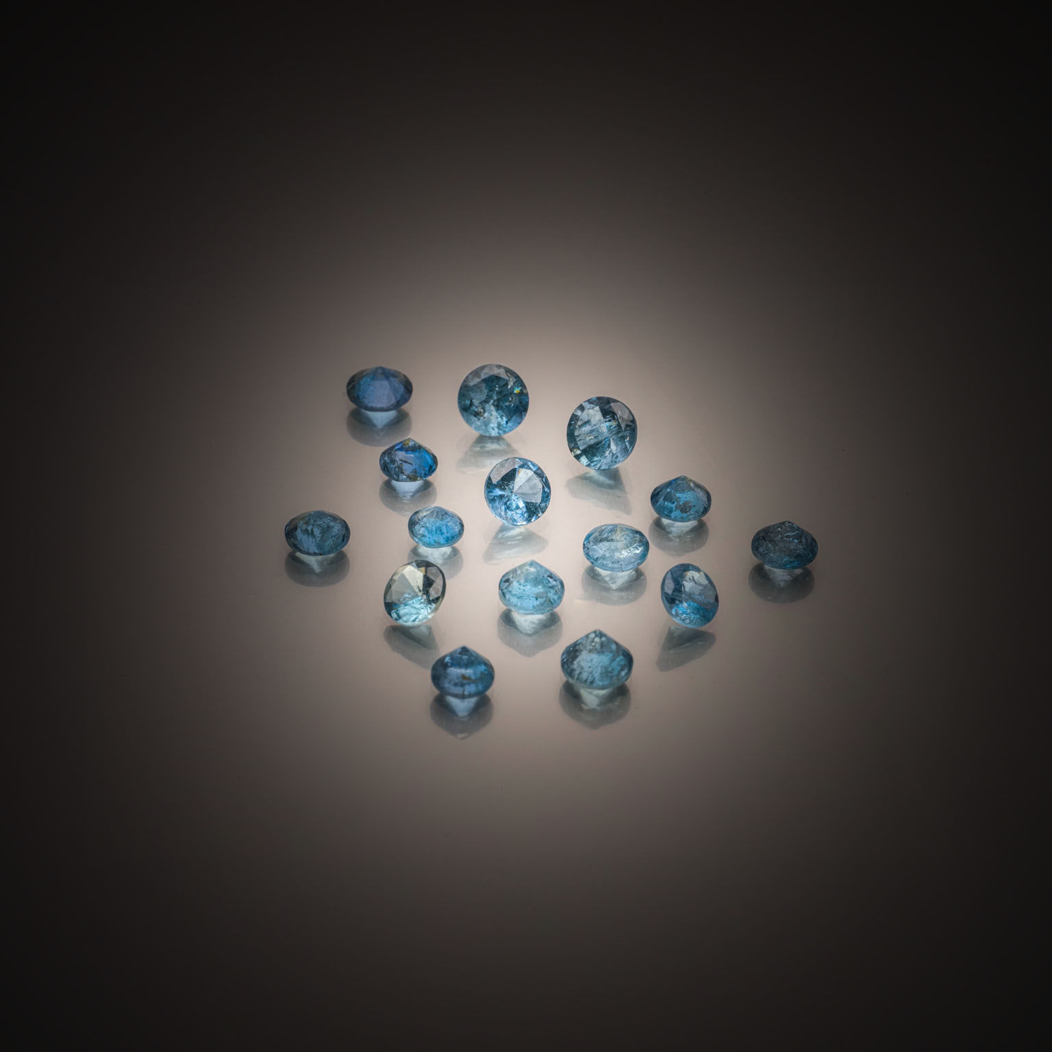 Lot de dix saphirs poires sur papier. - Lazuli