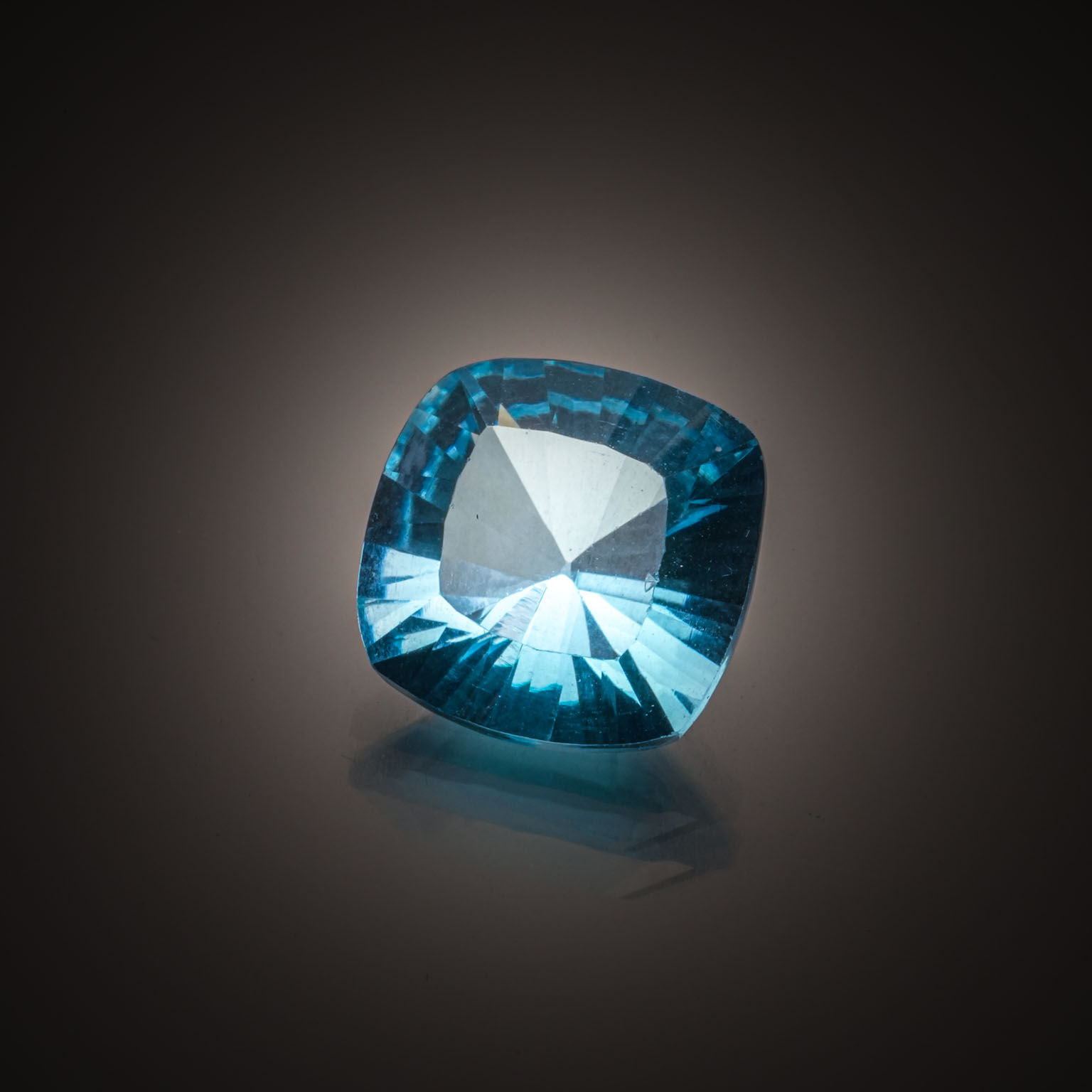 Quartz lemon stylisant une plume. - Lazuli