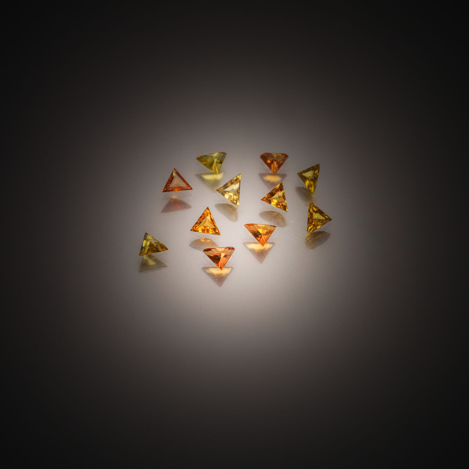 Péridot ovale sur papier. - Lazuli