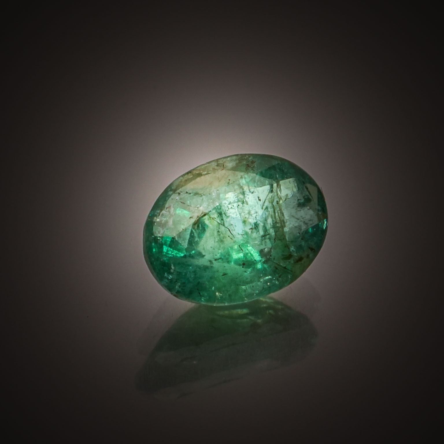 Cristal de roche flocon de neige sur papier. - Lazuli