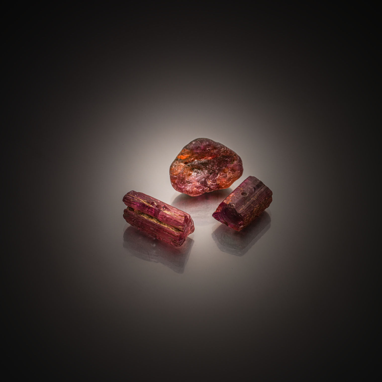 Calcédoine verte poire cabochon sur papier. - Lazuli