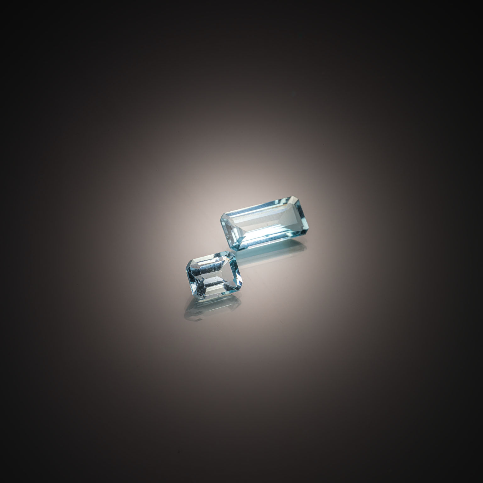 Topaze bleue coussin sur papier. - Lazuli