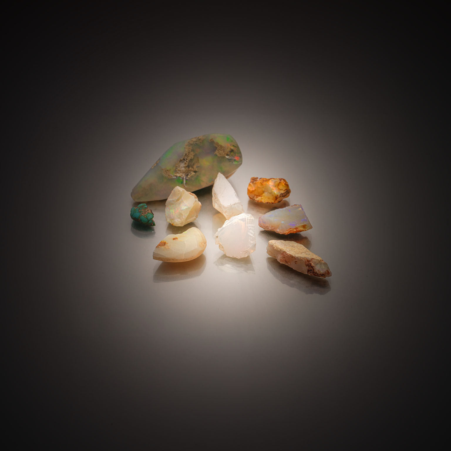 Grenat rhodolite ovale sur papier. - Lazuli