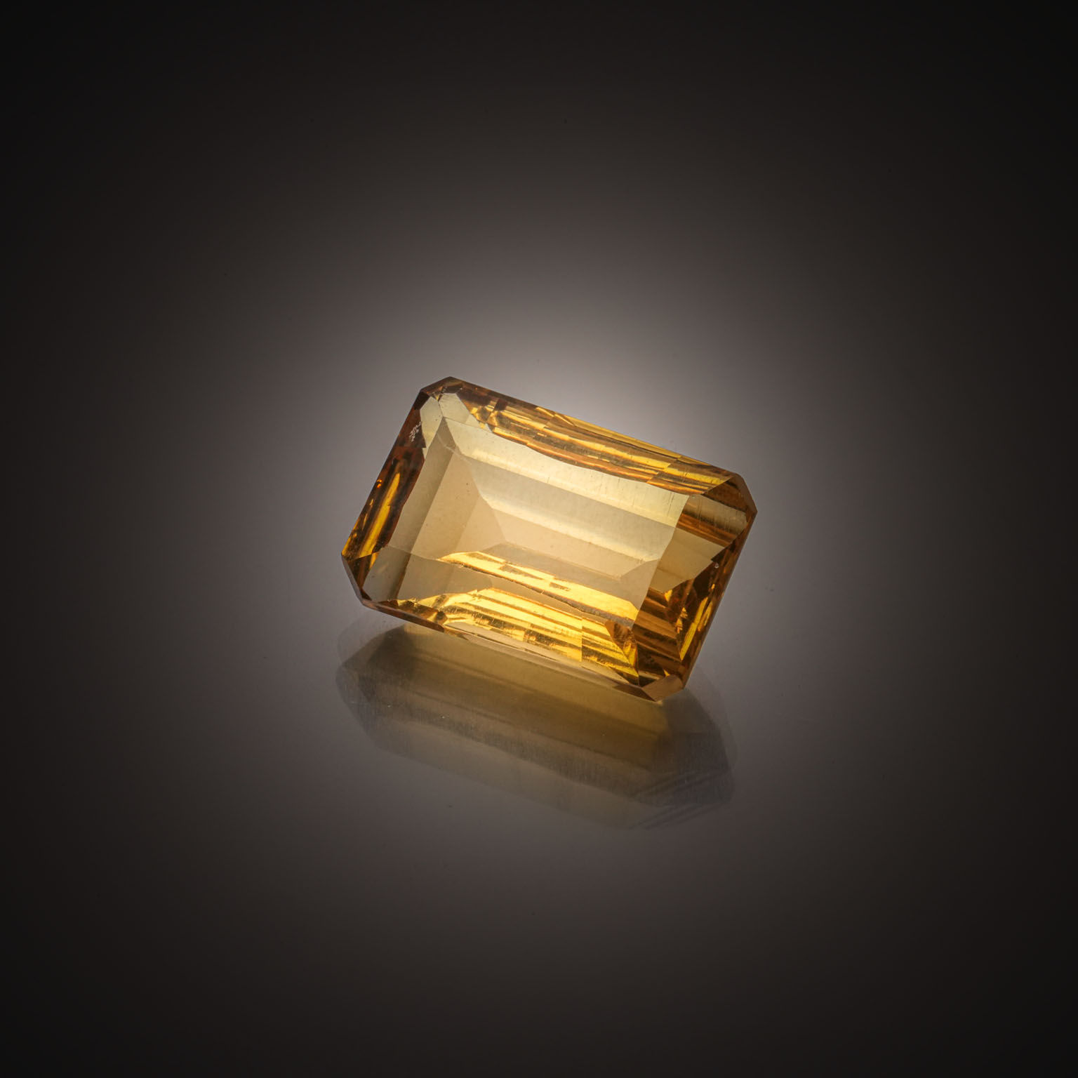 Opale noire poire cabochon sur papier. - Lazuli