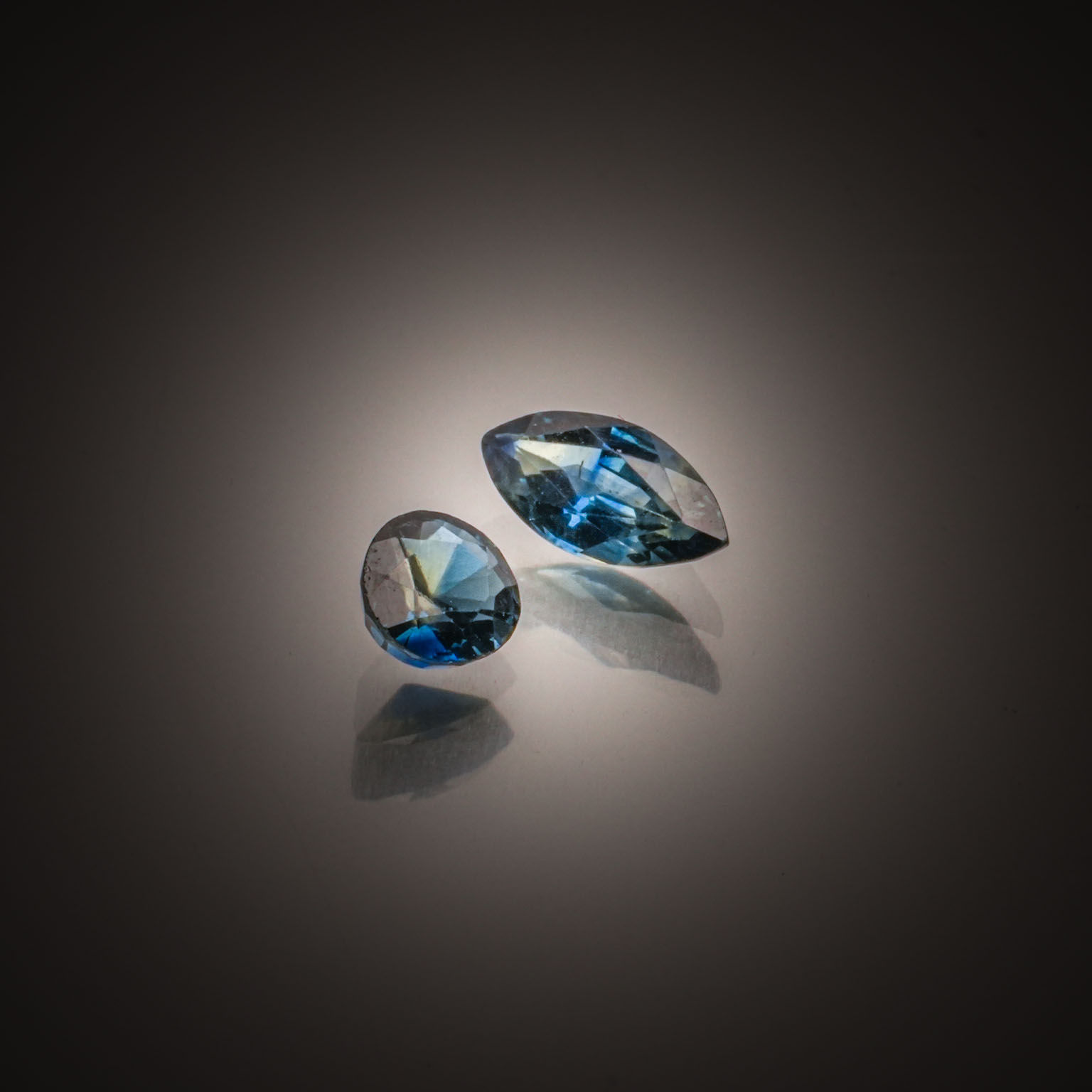 Lot de deux calcédoines bleues poire et ovale sur papier. - Lazuli