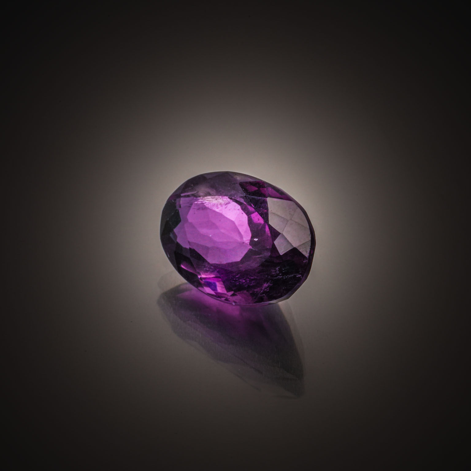 Grenat spessartite poire sur papier. - Lazuli