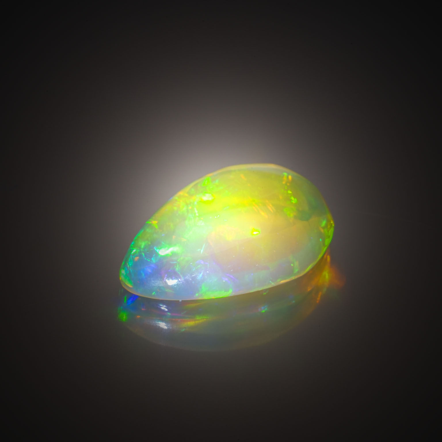 Opale poire sur papier. - Lazuli