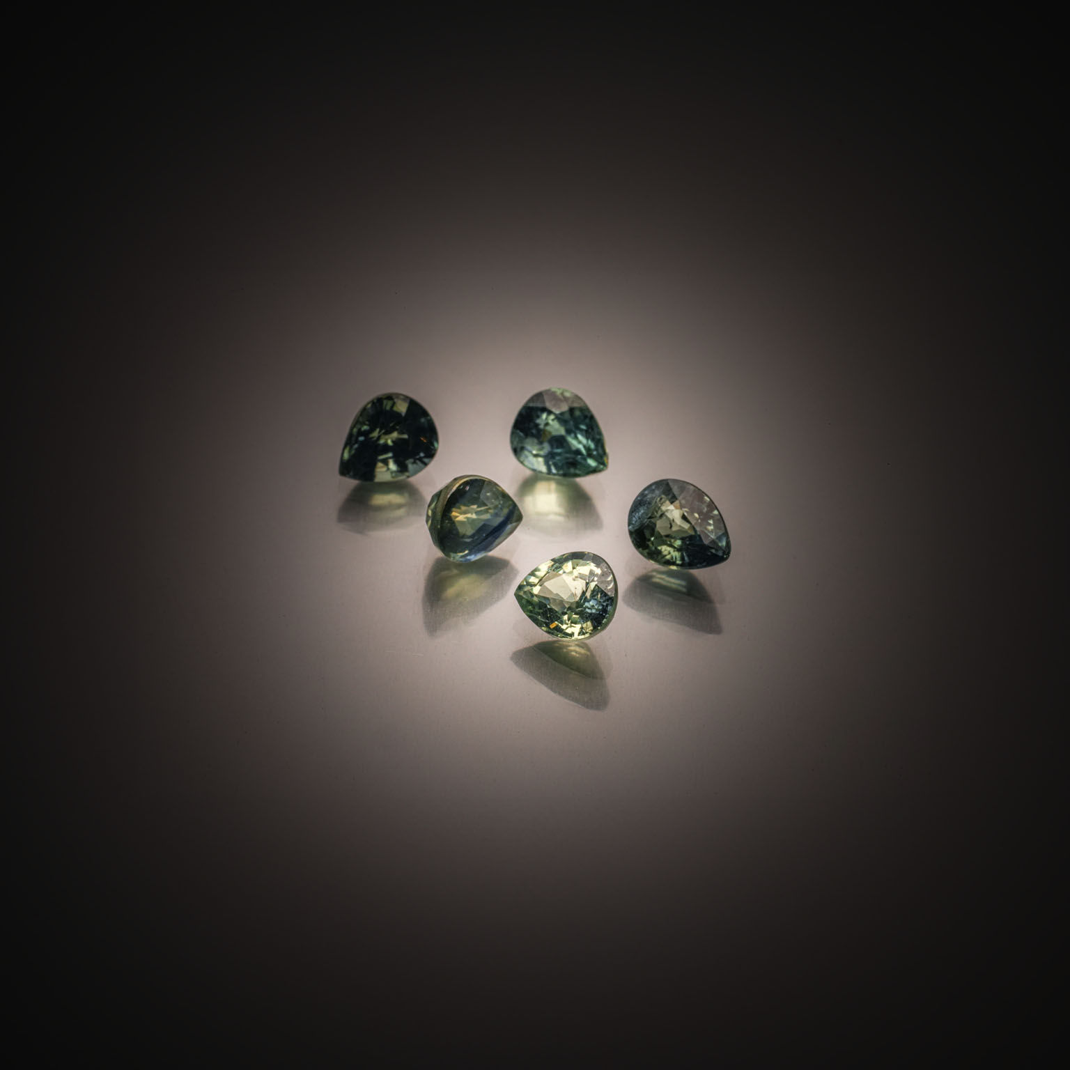 Tourmaline bleue/verte brute sur papier. - Lazuli