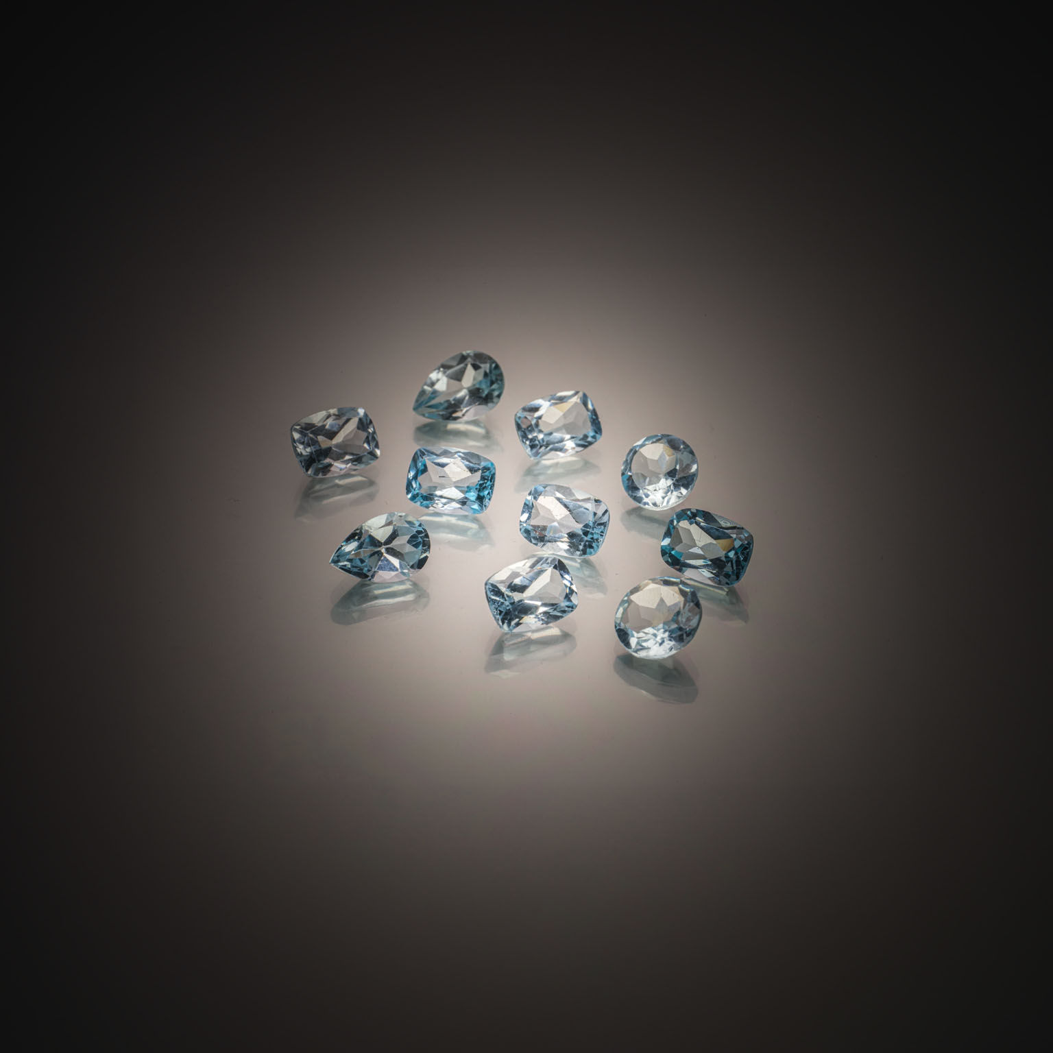 Opale de feu poire sur papier. - Lazuli