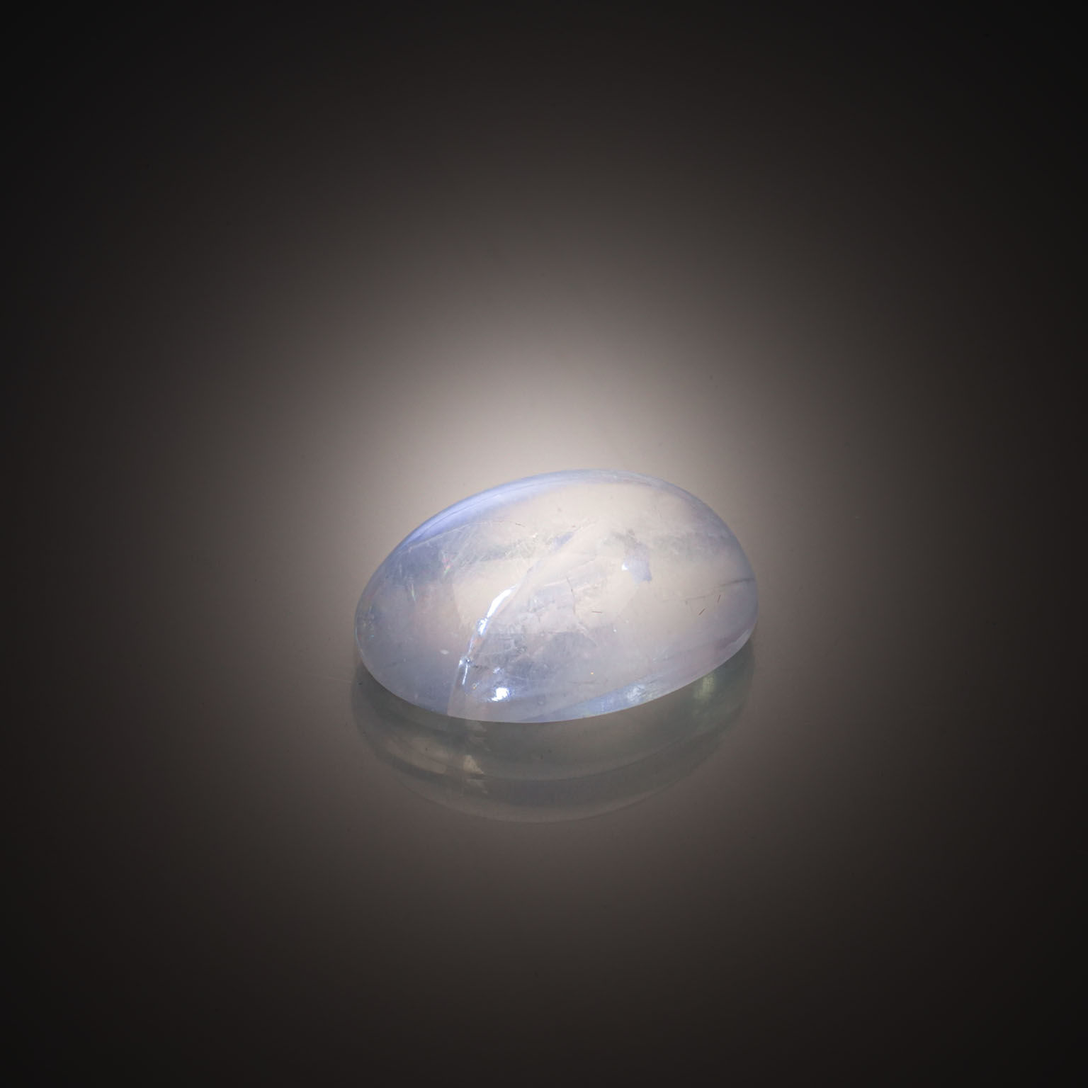 Saphir étoilé ovale sur papier. - Lazuli