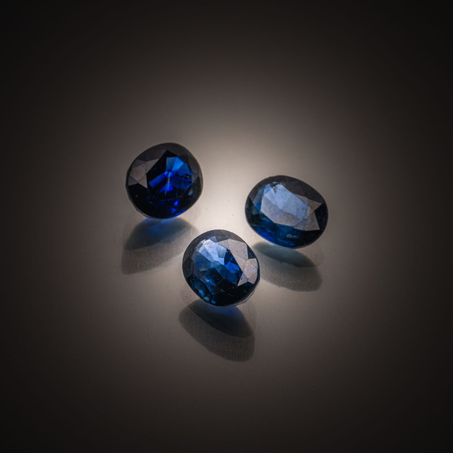 Lot d&rsquo;émeraudes sur papier. - Lazuli