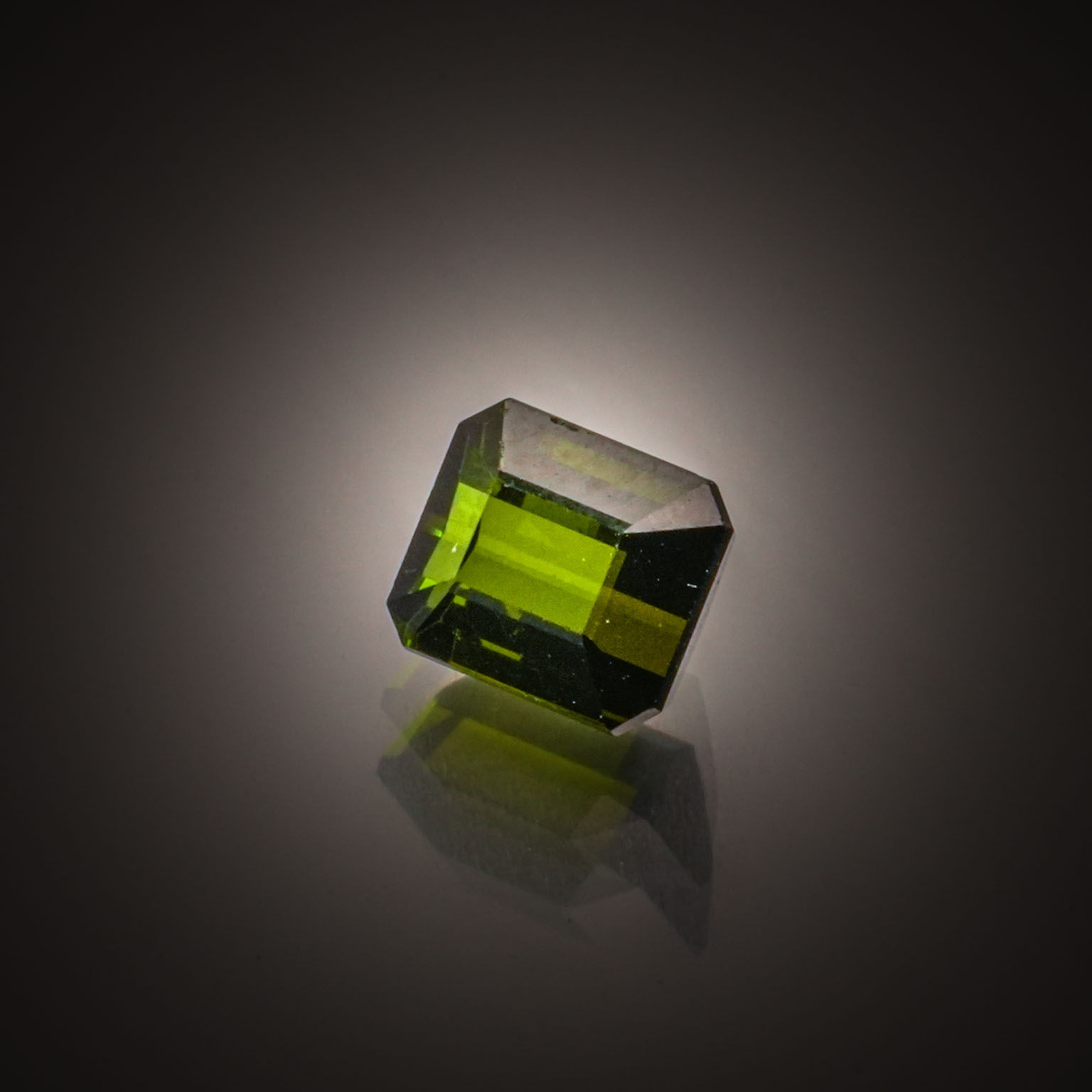 Saphir jaune ovale sur papier. - Lazuli