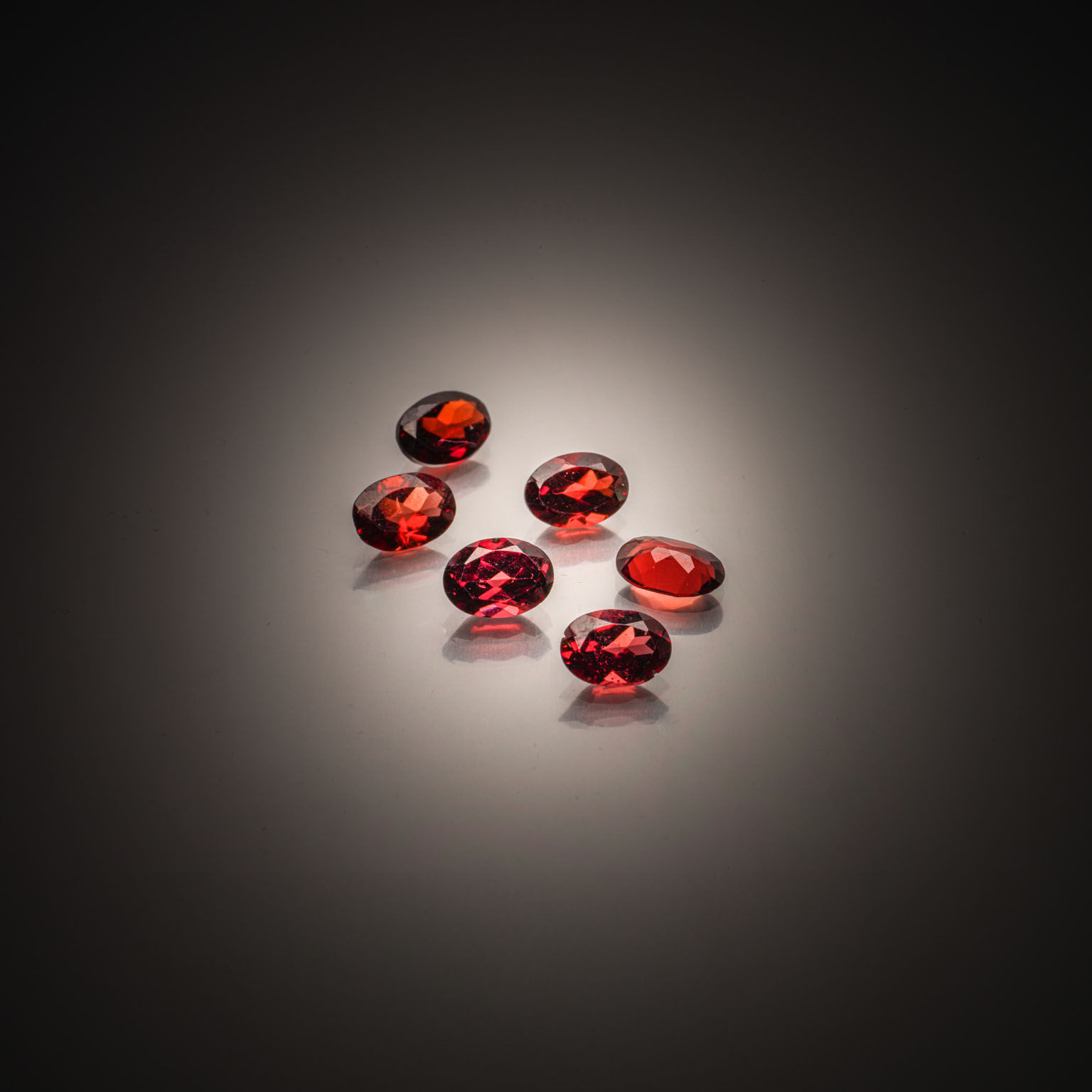 Lot de deux rubis ovales sur papier. - Lazuli