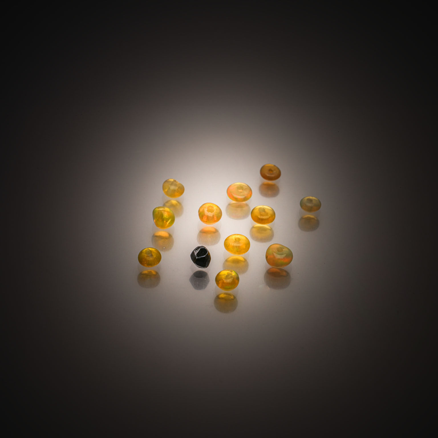 Lot de saphirs roses ronds sur papier. - Lazuli