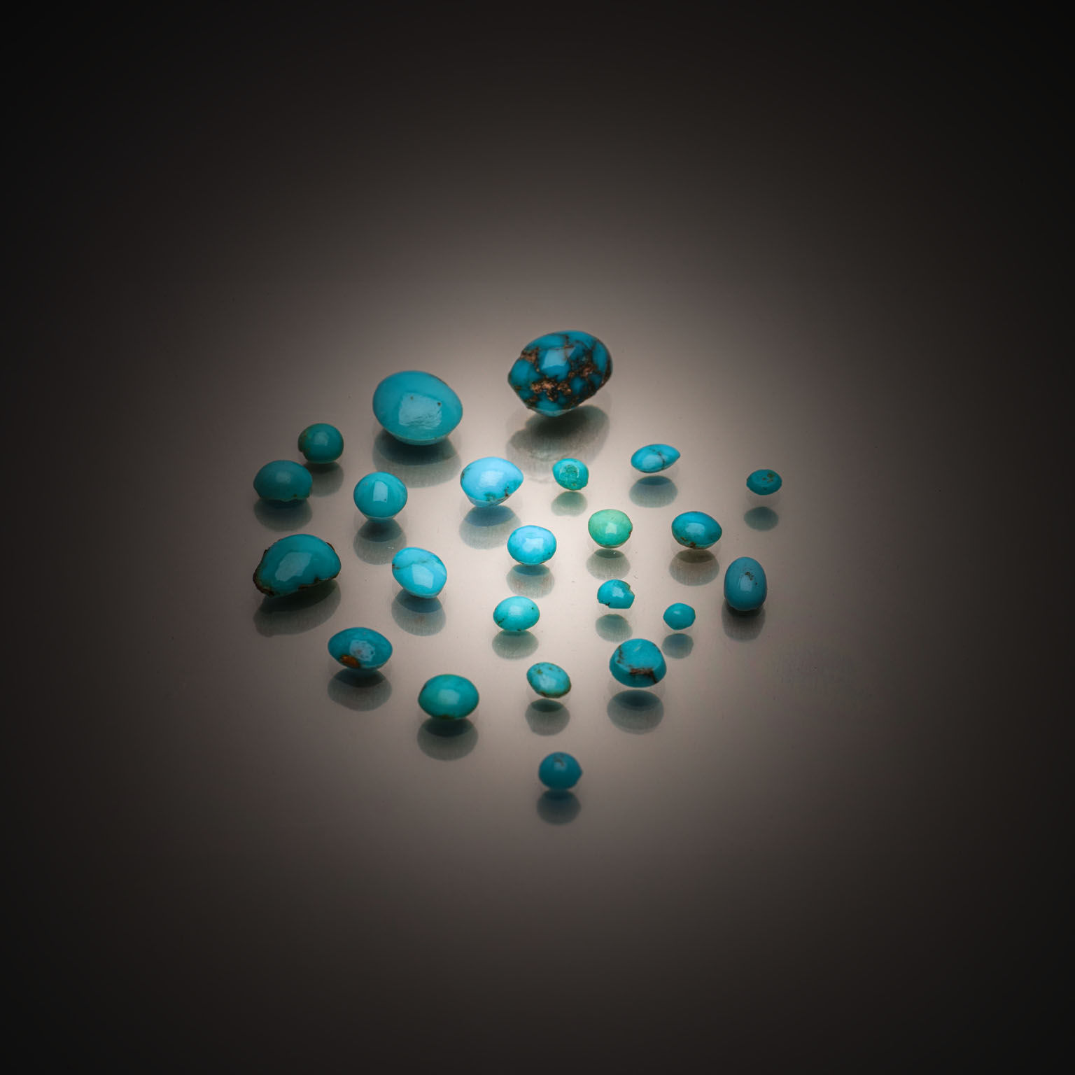 Opale Boulder ovale cabochon sur papier. - Lazuli