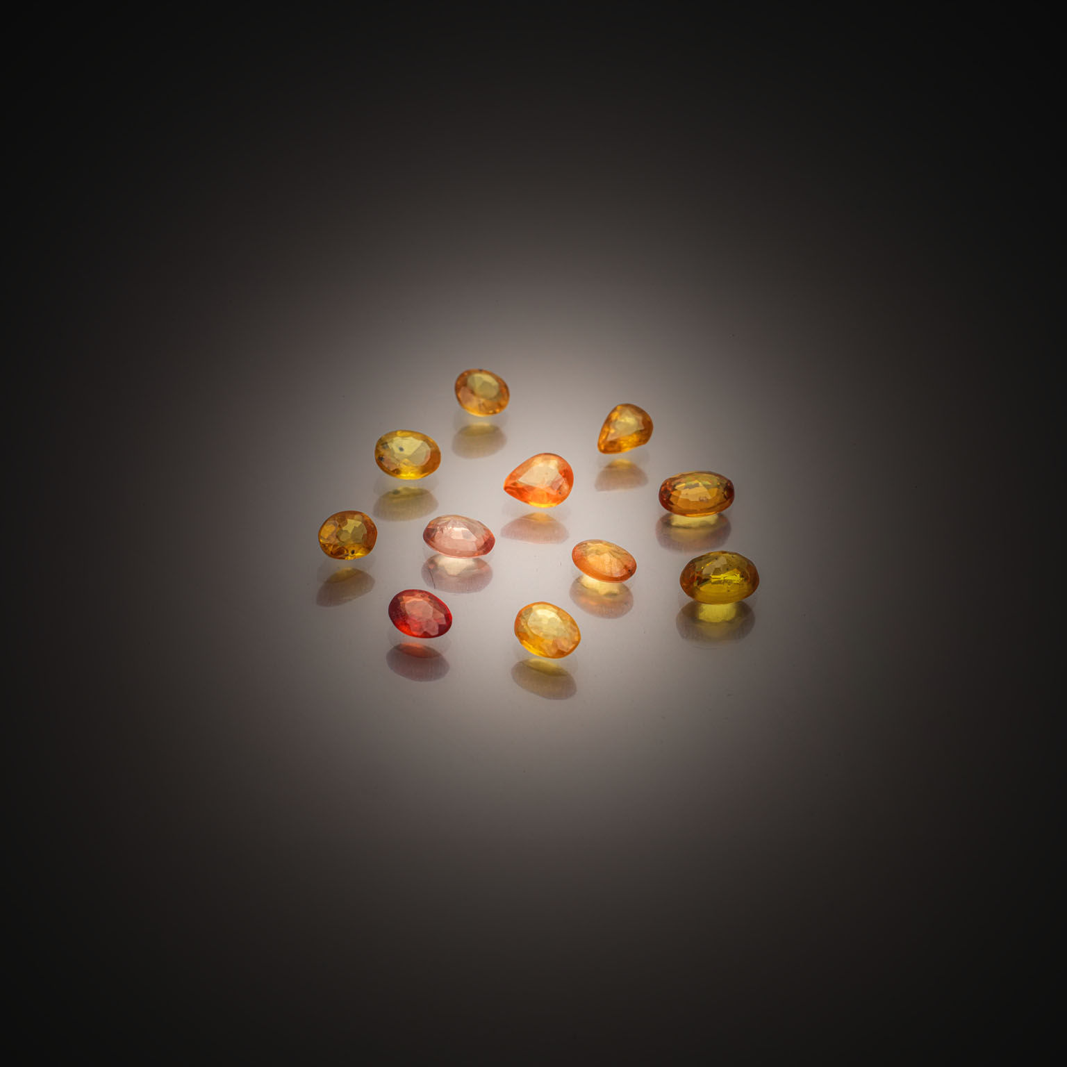 Saphir ovale sur papier. - Lazuli