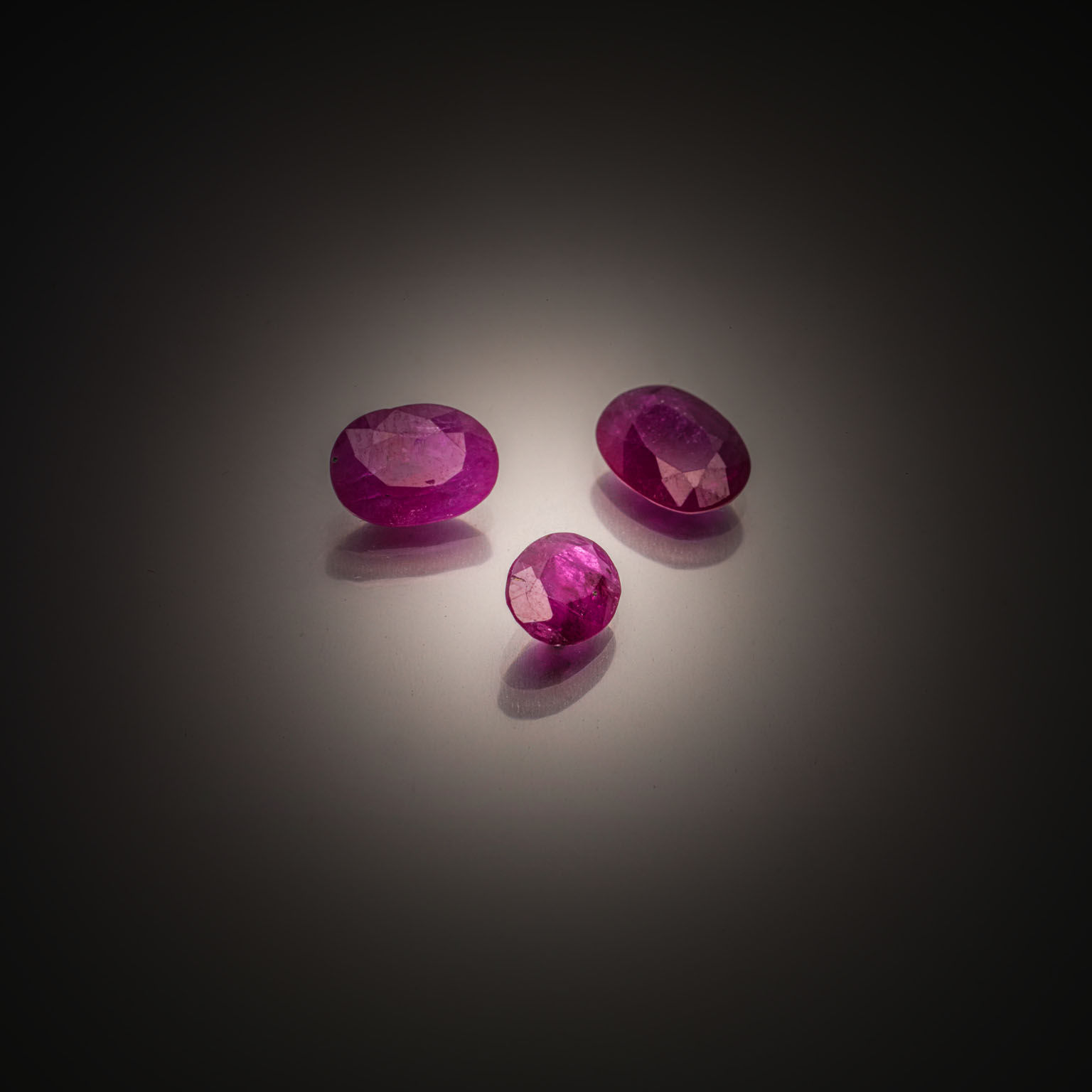 Lot de six saphirs ronds sur papier. - Lazuli