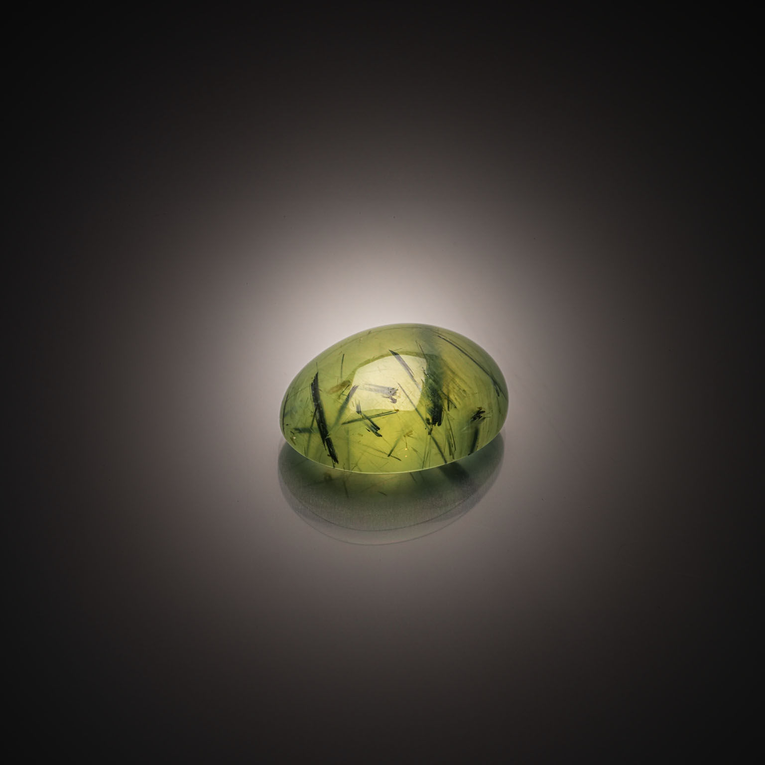 Grenat rhodolite coussin sur papier. - Lazuli