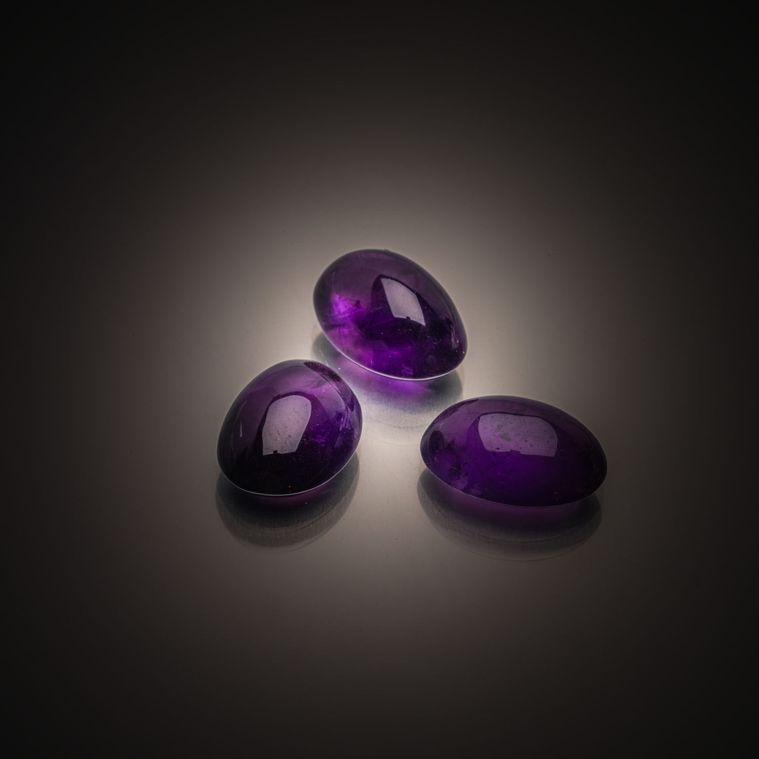 Lot de quinze aigues-marines rondes sur papier. - Lazuli