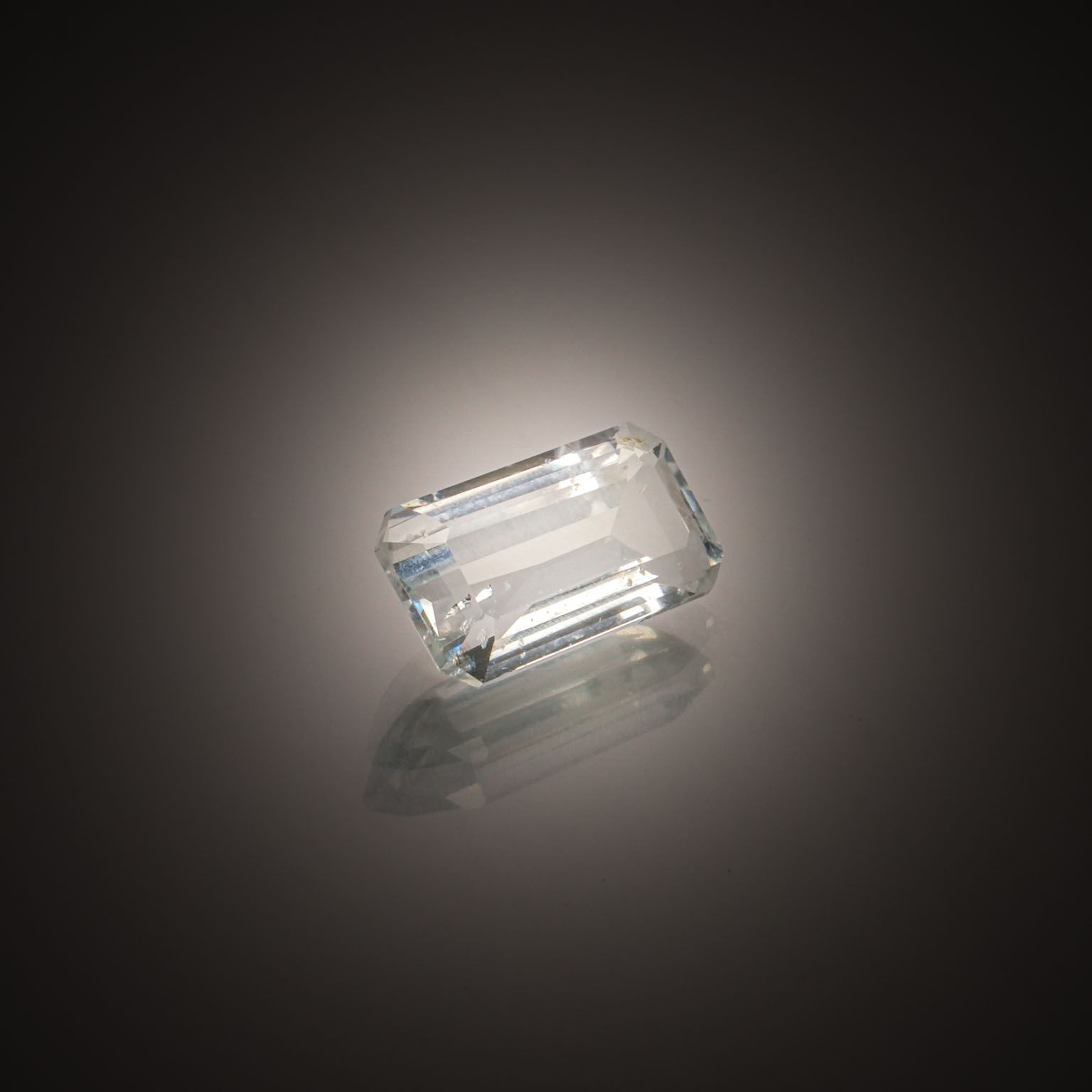 Iolite coussin sur papier. - Lazuli