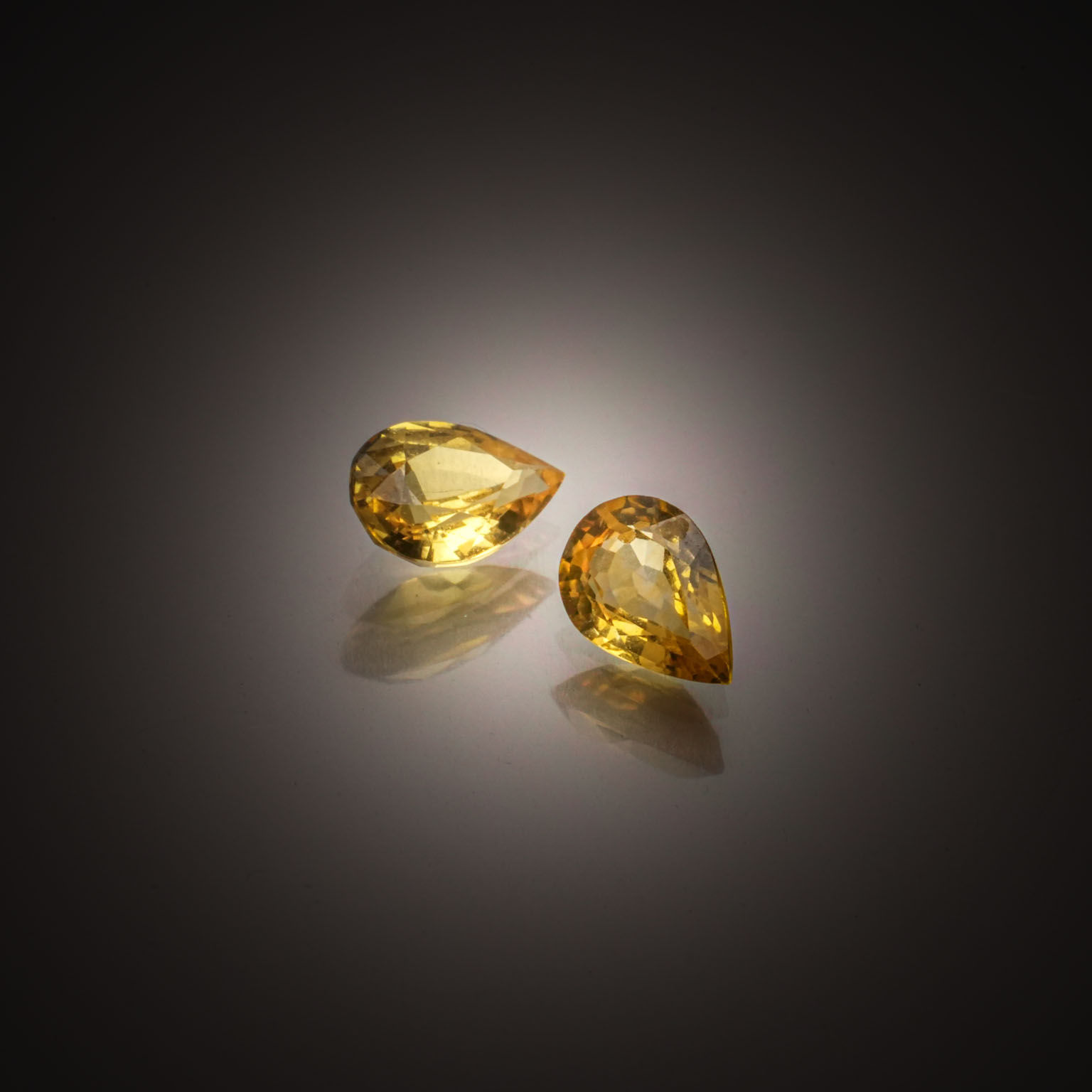 Fluorite verte brute sur papier. - Lazuli