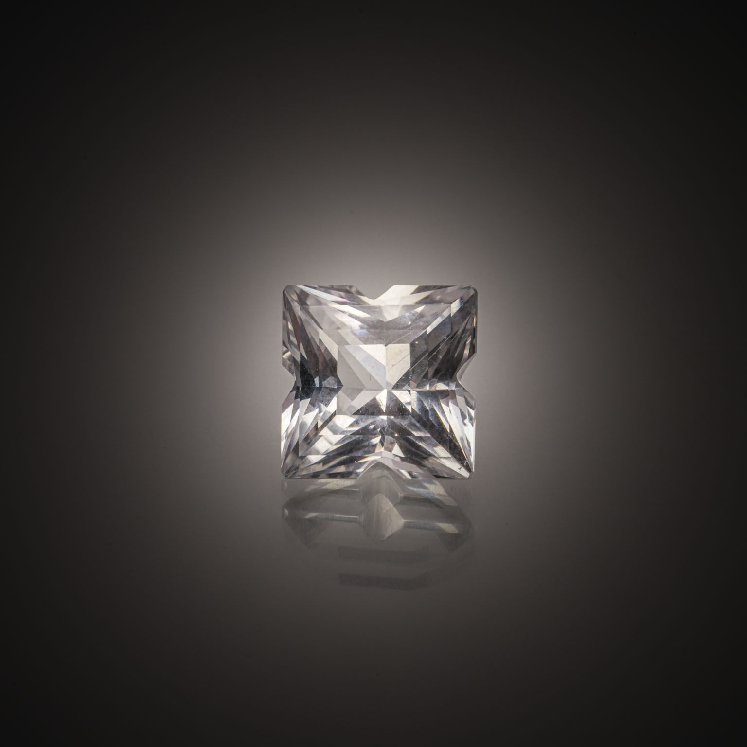 Lot de quinze péridots rectangulaires sur papier. - Lazuli