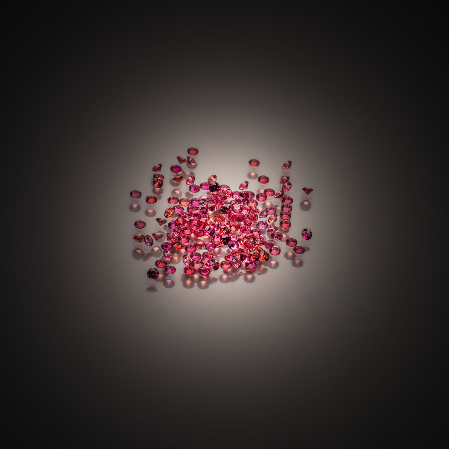 Topaze bleue (London Blue) ovale sur papier. - Lazuli