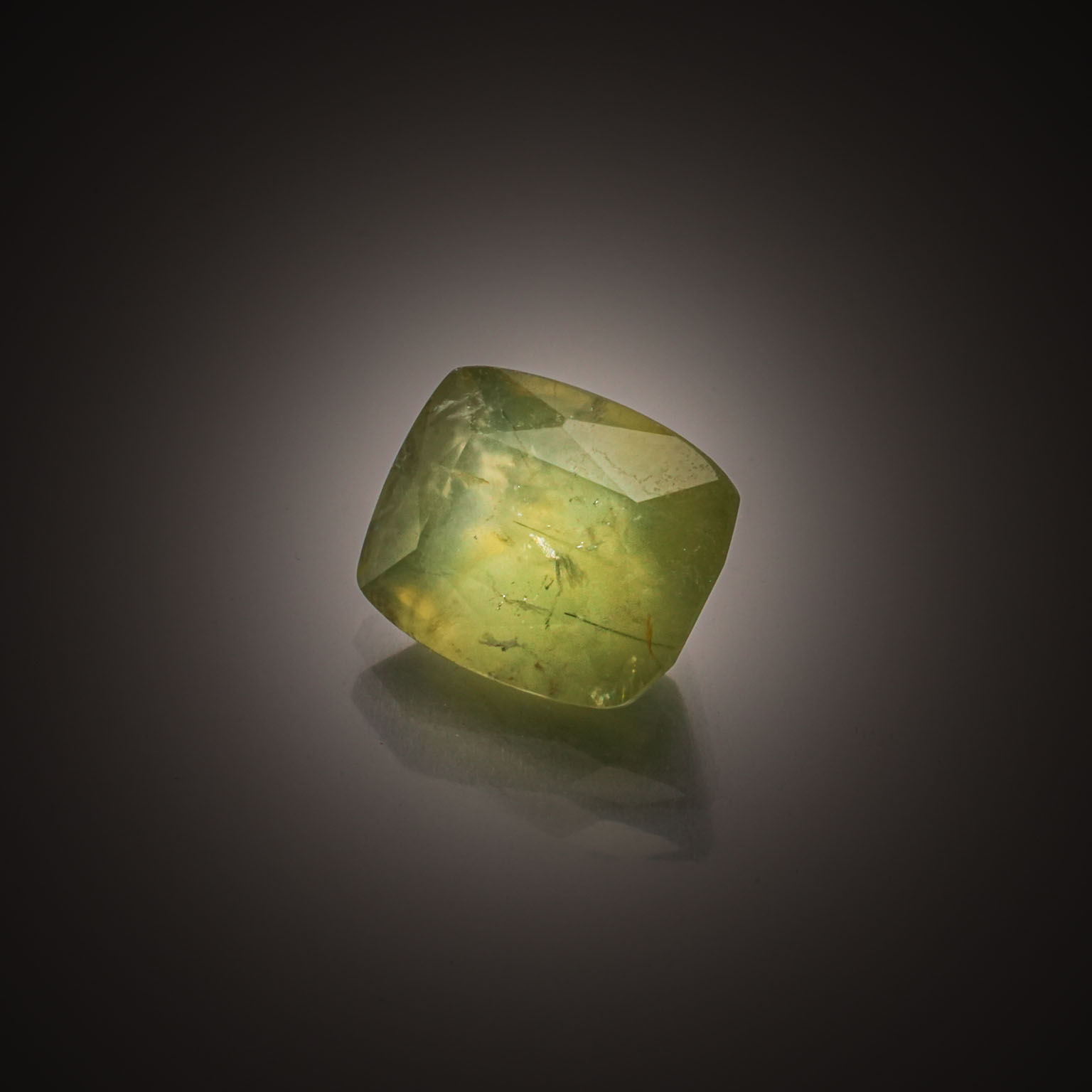 Sphène (Titanite) jaune/orange ovale sur papier. - Lazuli