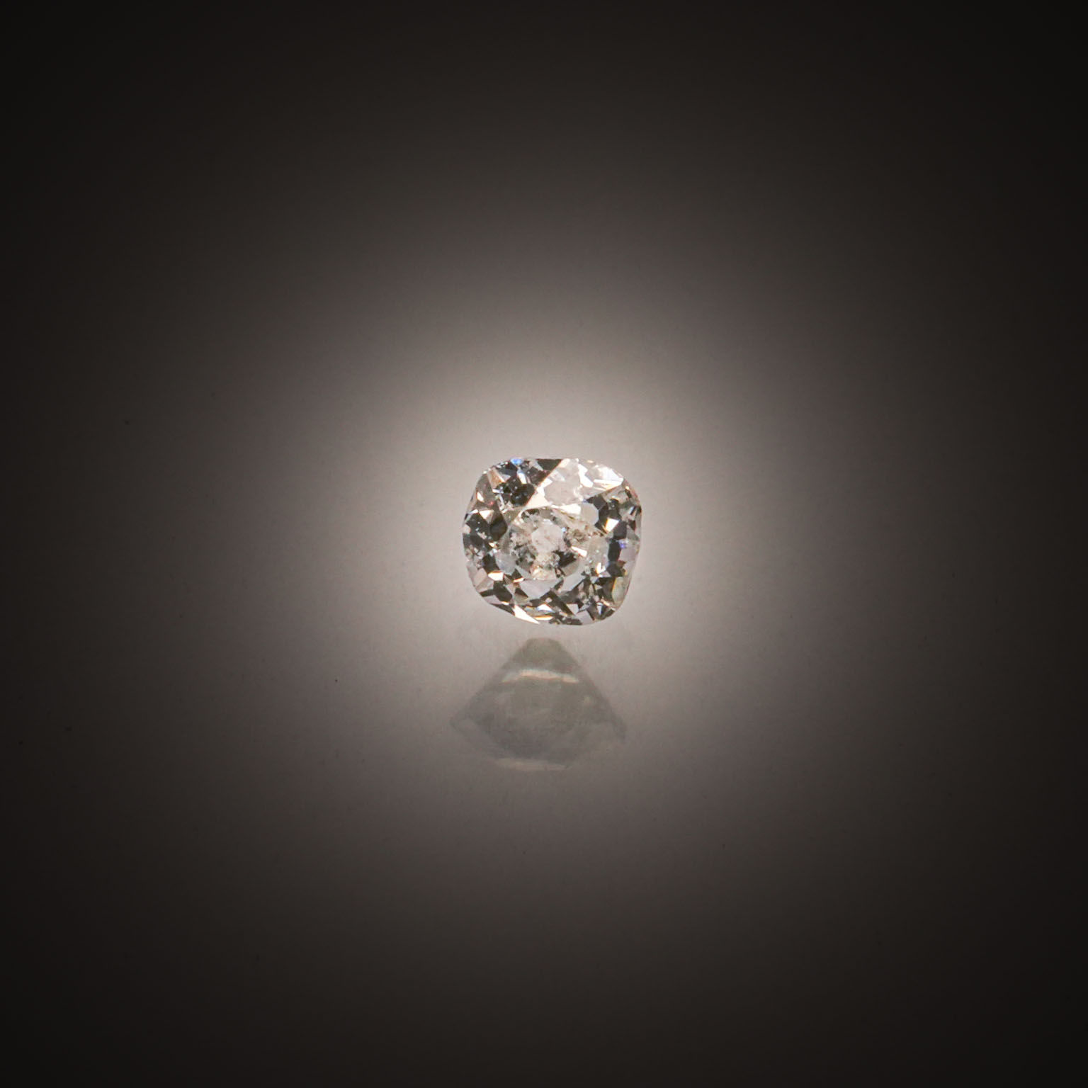 Grenat grossulaire stylisant un lézard. - Lazuli