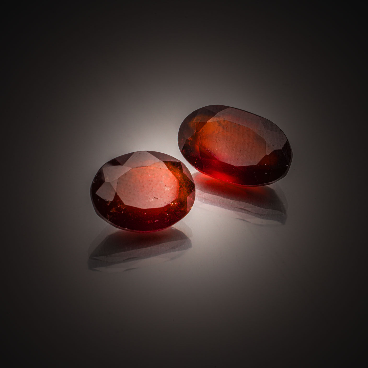 Lot de spinelles rouges bruts sur papier. - Lazuli