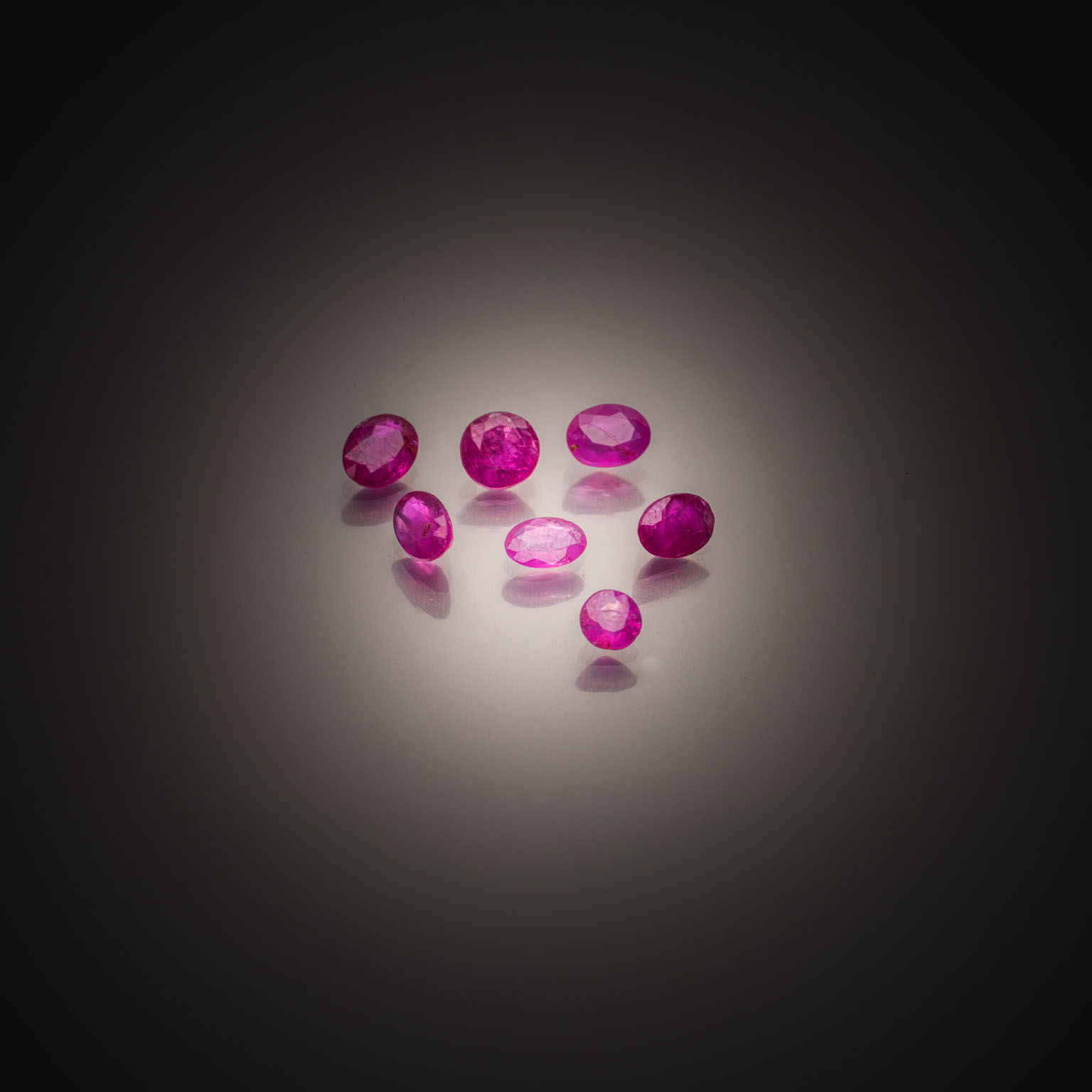 Lot de cinq saphirs verts poires sur papier. - Lazuli