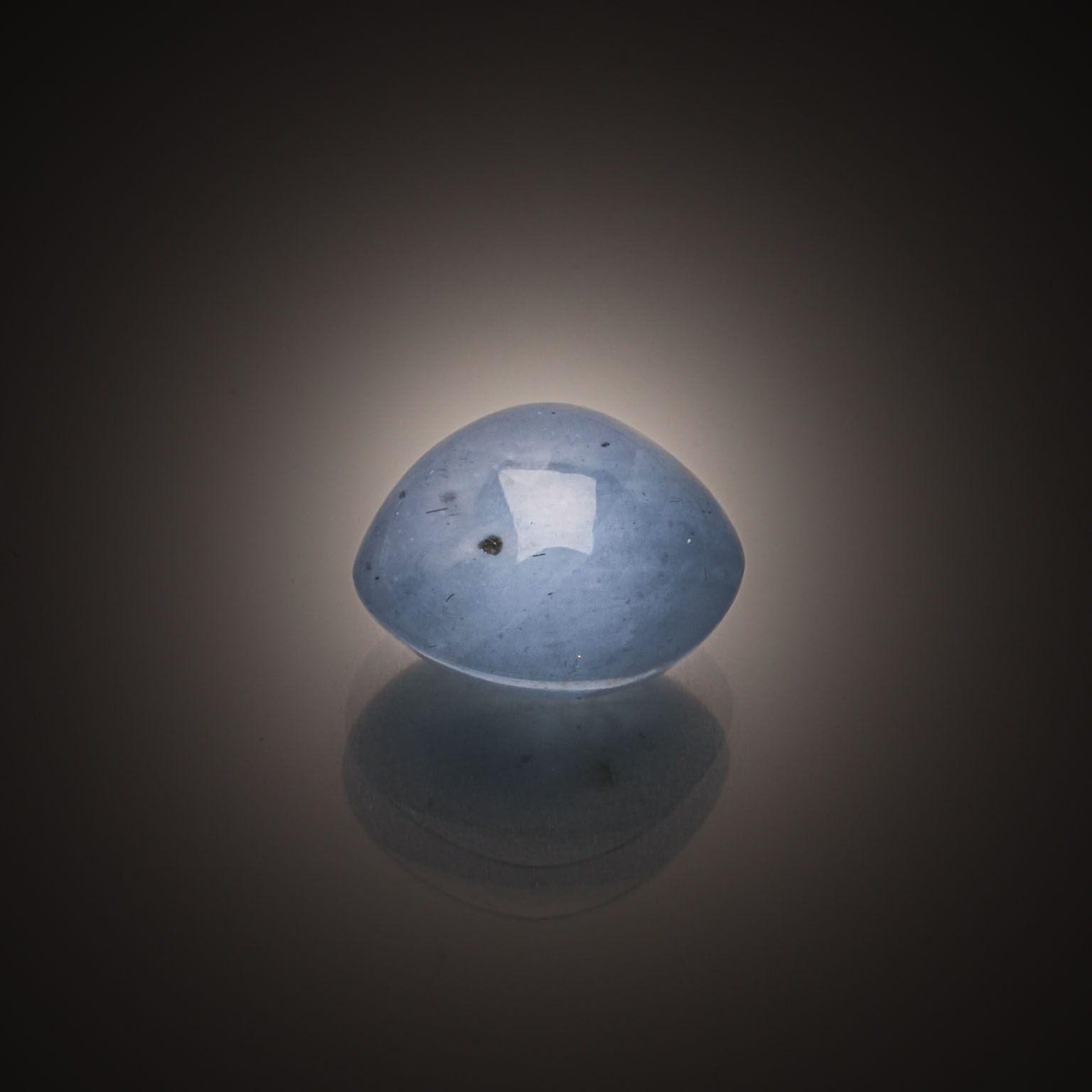 Appairage de saphirs ronds sur papier. - Lazuli