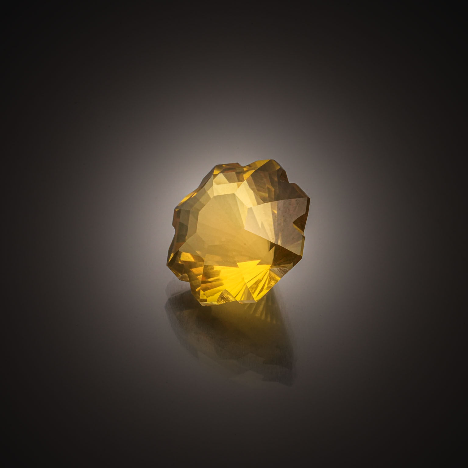 Opale de feu poire sur papier. - Lazuli