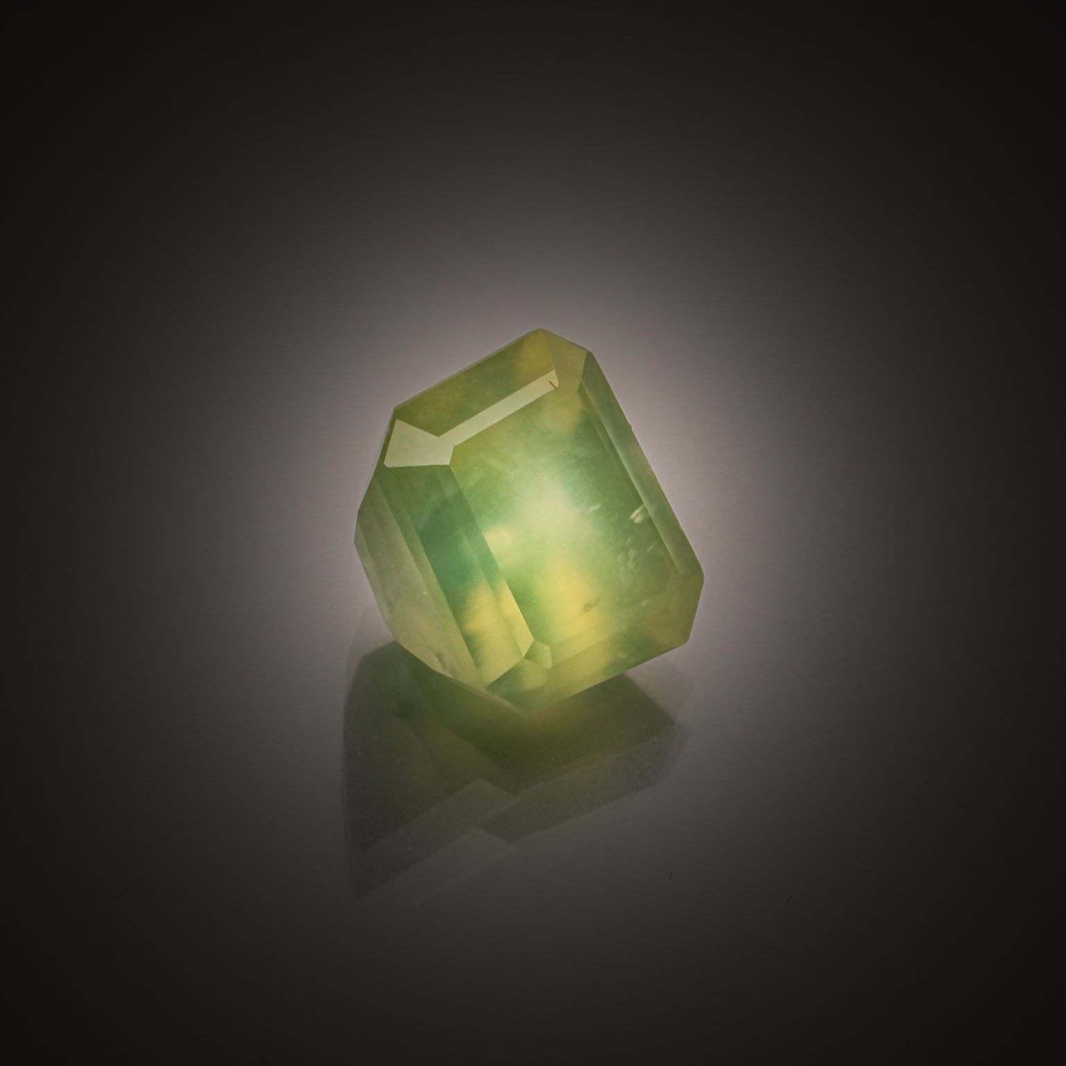 Grenat tsavorite marquise sur papier. - Lazuli