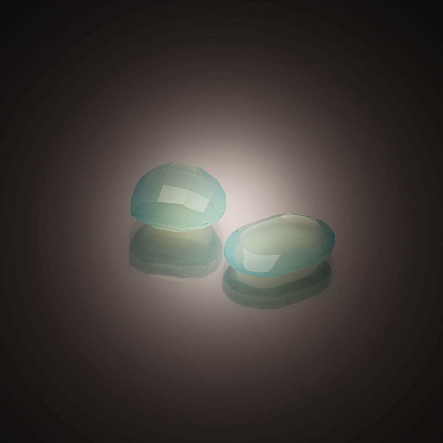 Topaze verte ovale sur papier. - Lazuli