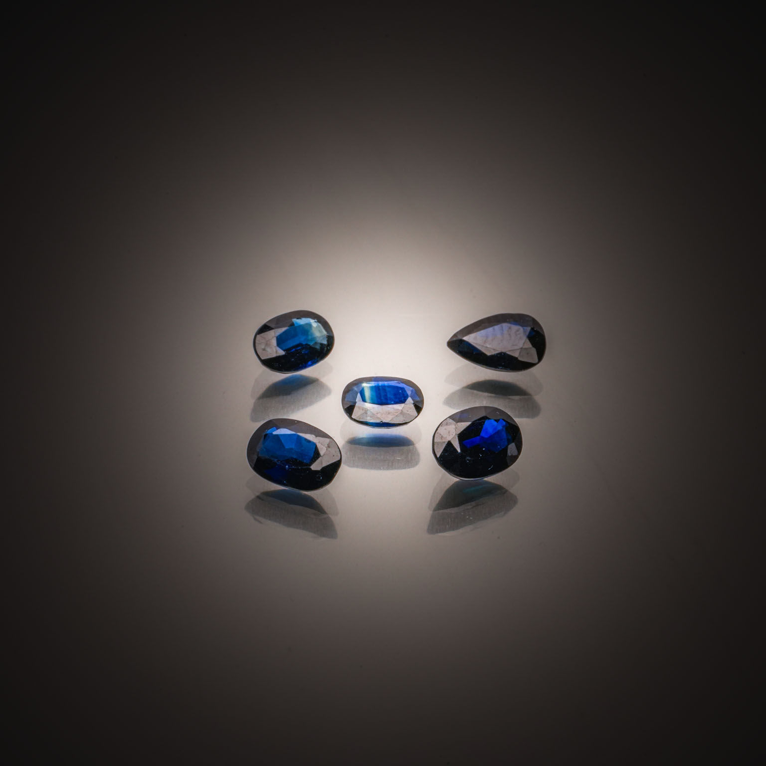 Lot de deux rubis ovales sur papier. - Lazuli