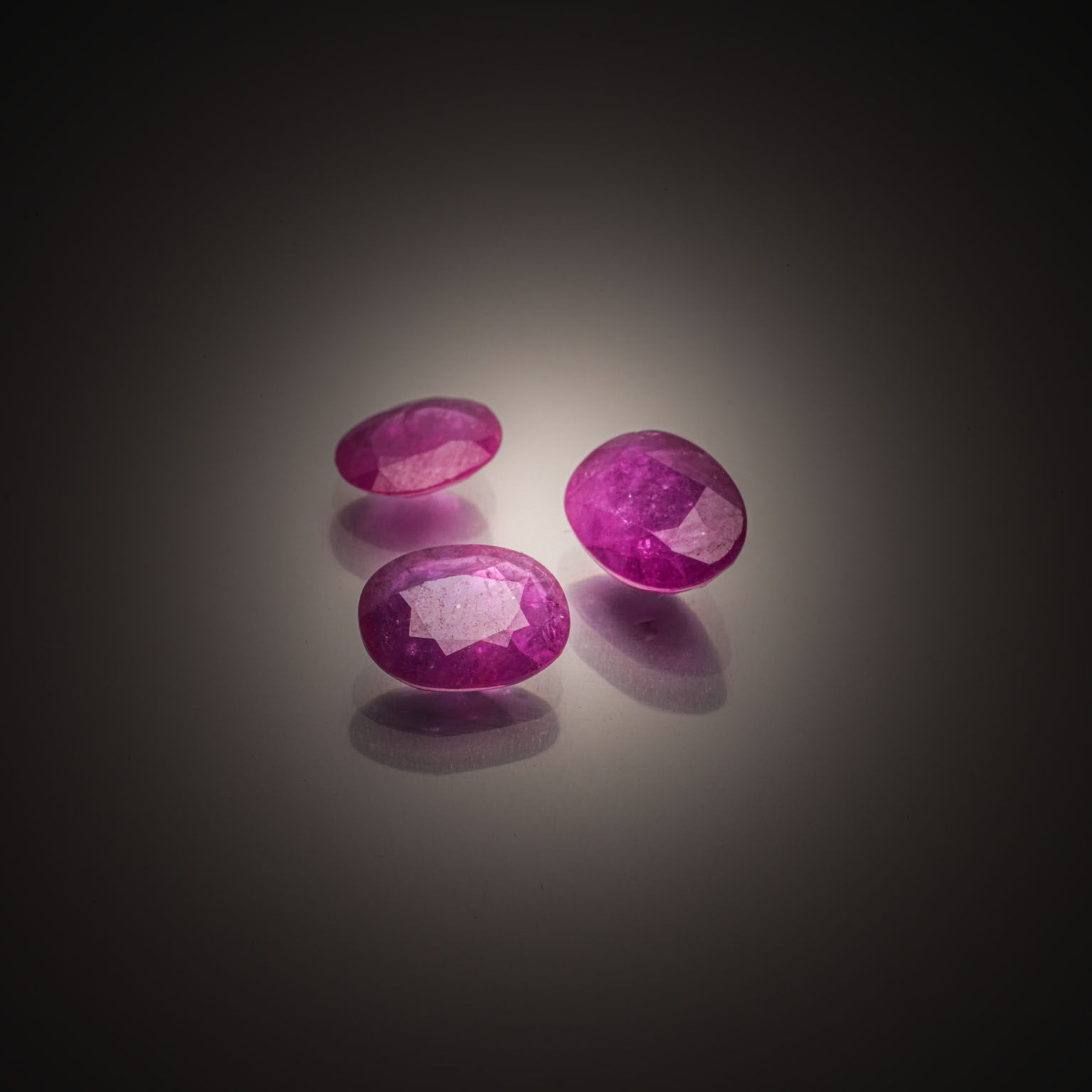 Lot de quinze saphirs ronds sur papier. - Lazuli