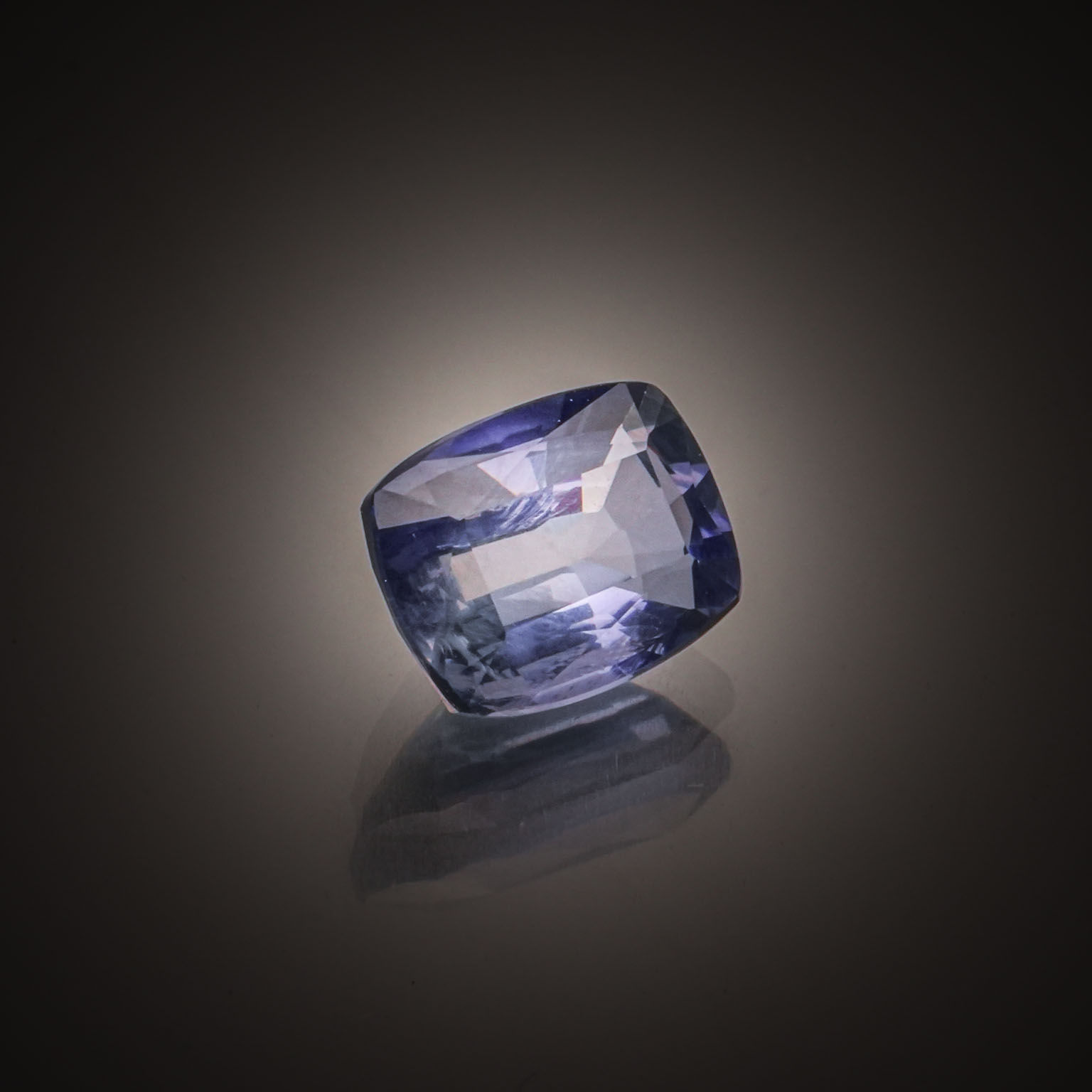 Saphir brut sur papier. - Lazuli