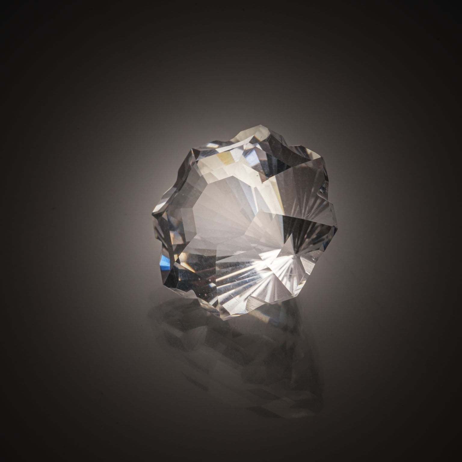 Zircon bleu ovale sur papier. - Lazuli