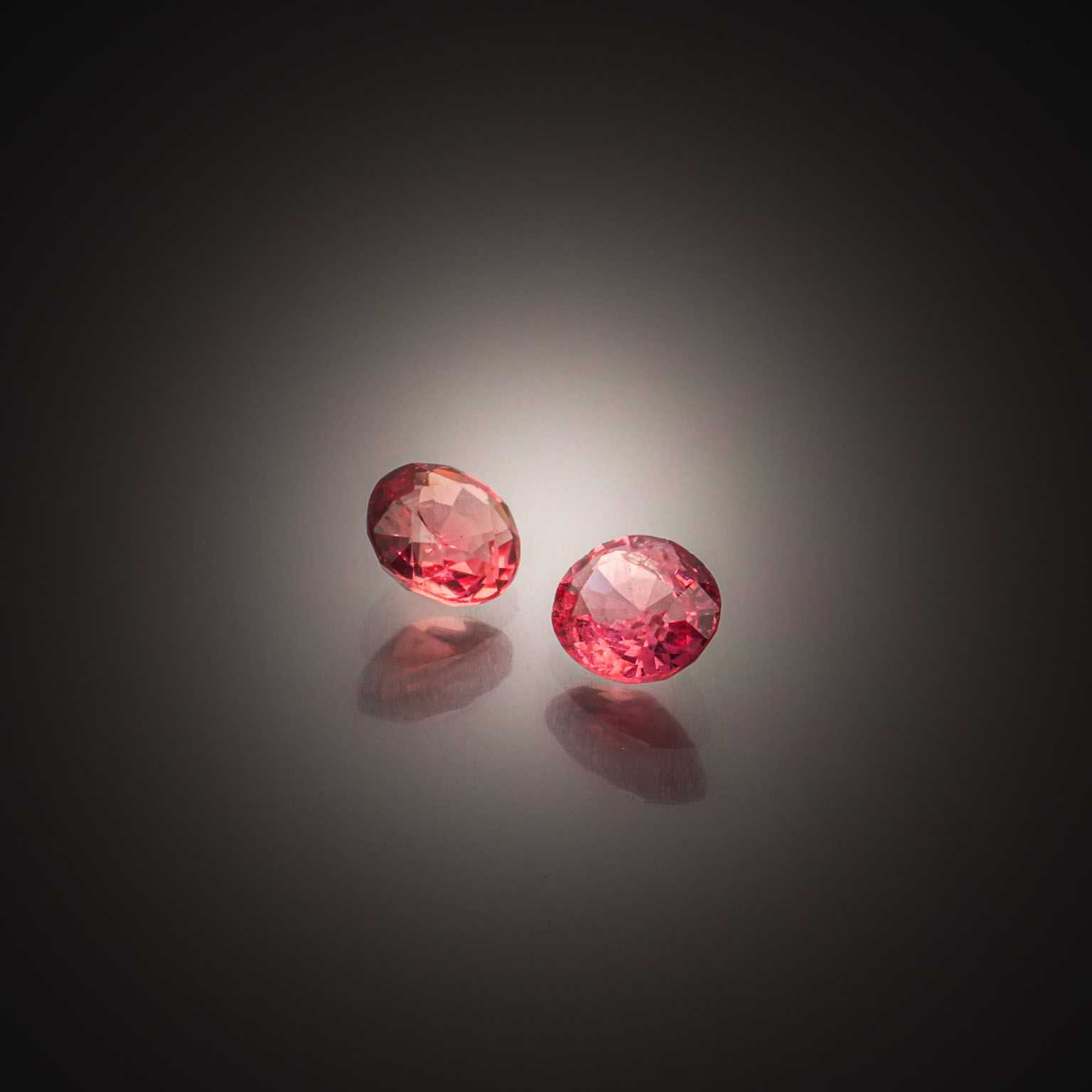 Lot de onze saphirs jaunes et oranges triangulaires sur papier. - Lazuli