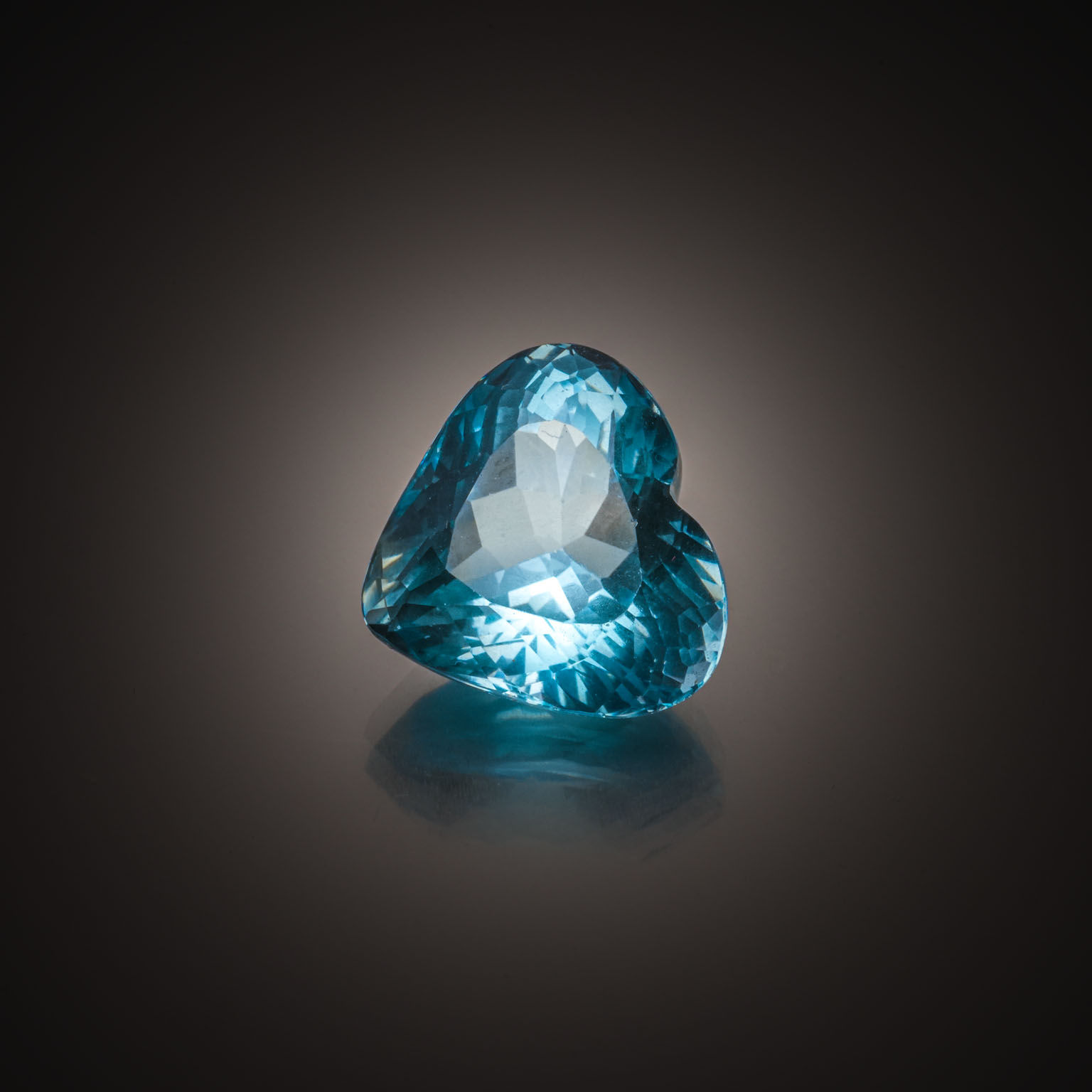 Topaze bleue cœur sur papier. - Lazuli