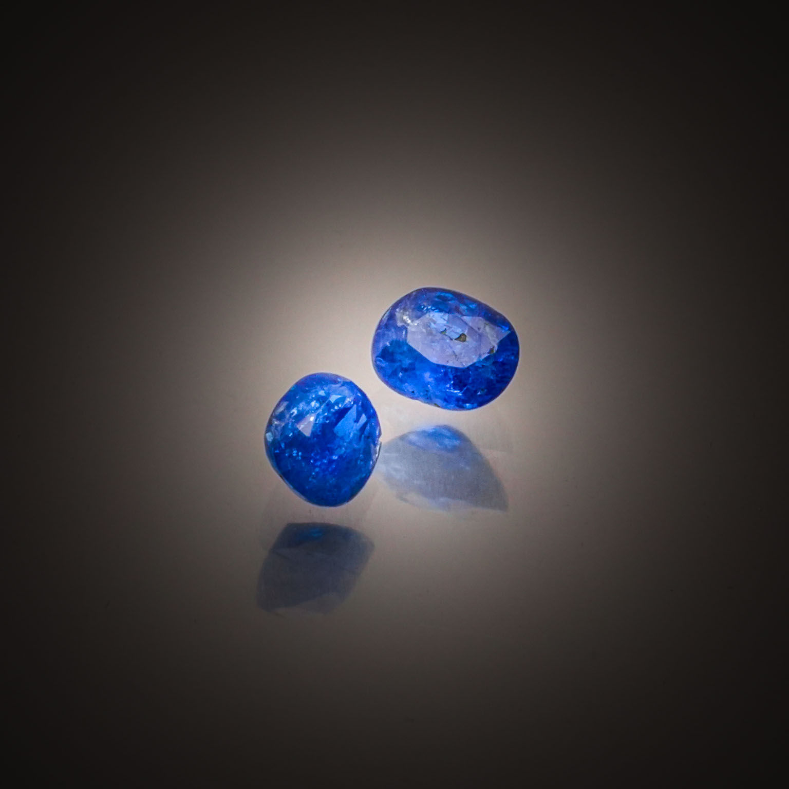 Lot d&rsquo;apatites bleues brutes sur papier. - Lazuli