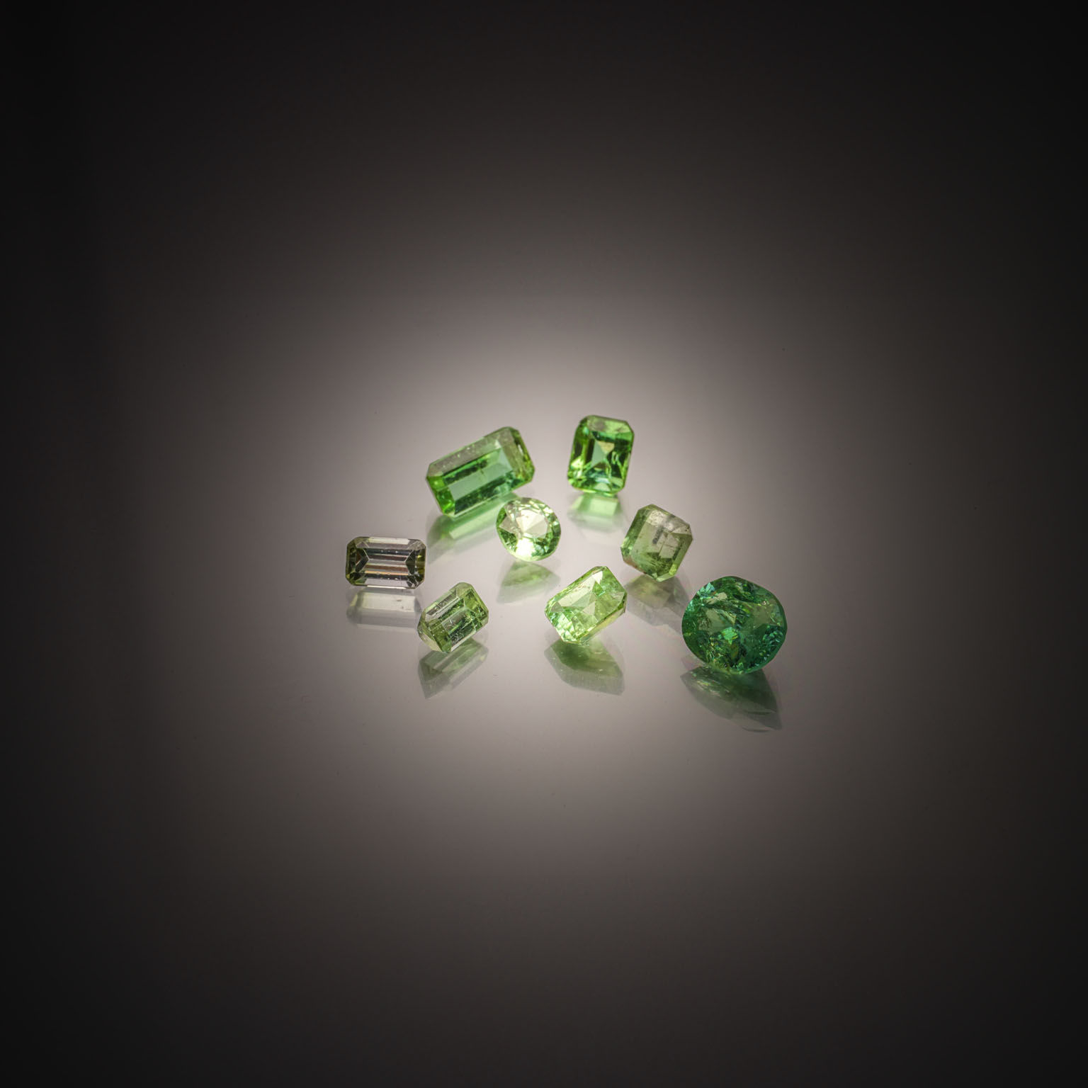 Lot de huit tourmaline vertes sur papier. - Lazuli