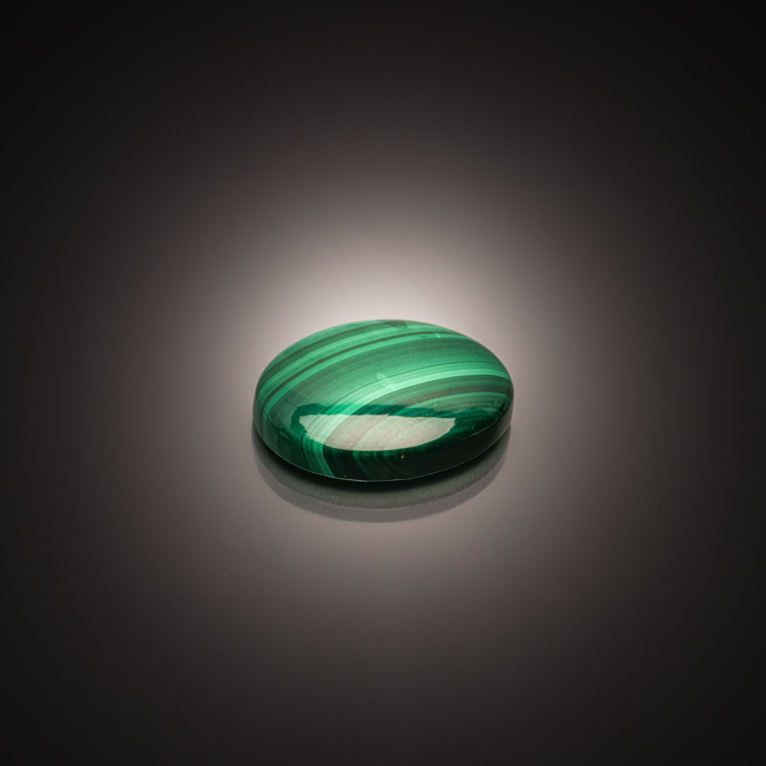 Malachite ovale cabochon sur papier. - Lazuli