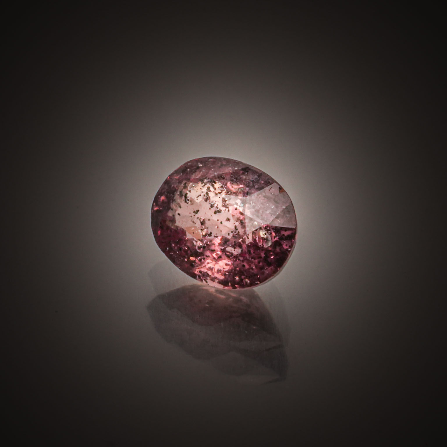 Grenat malaya ovale sur papier. - Lazuli