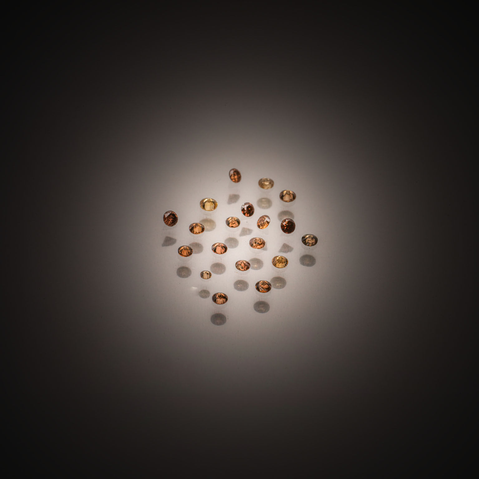 Lot de diamants caramels ronds sur papier. - Lazuli