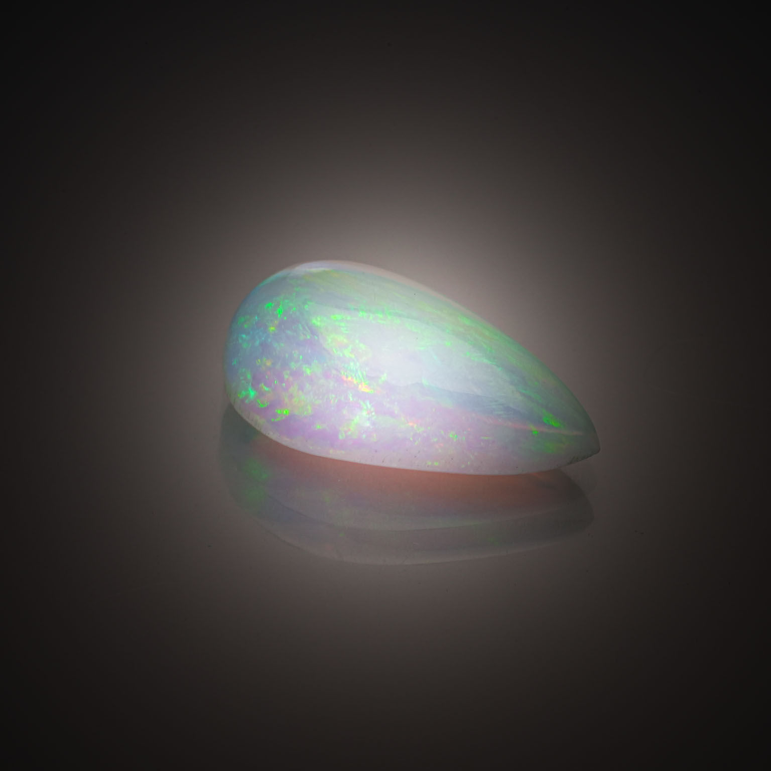 Opale poire sur papier. - Lazuli